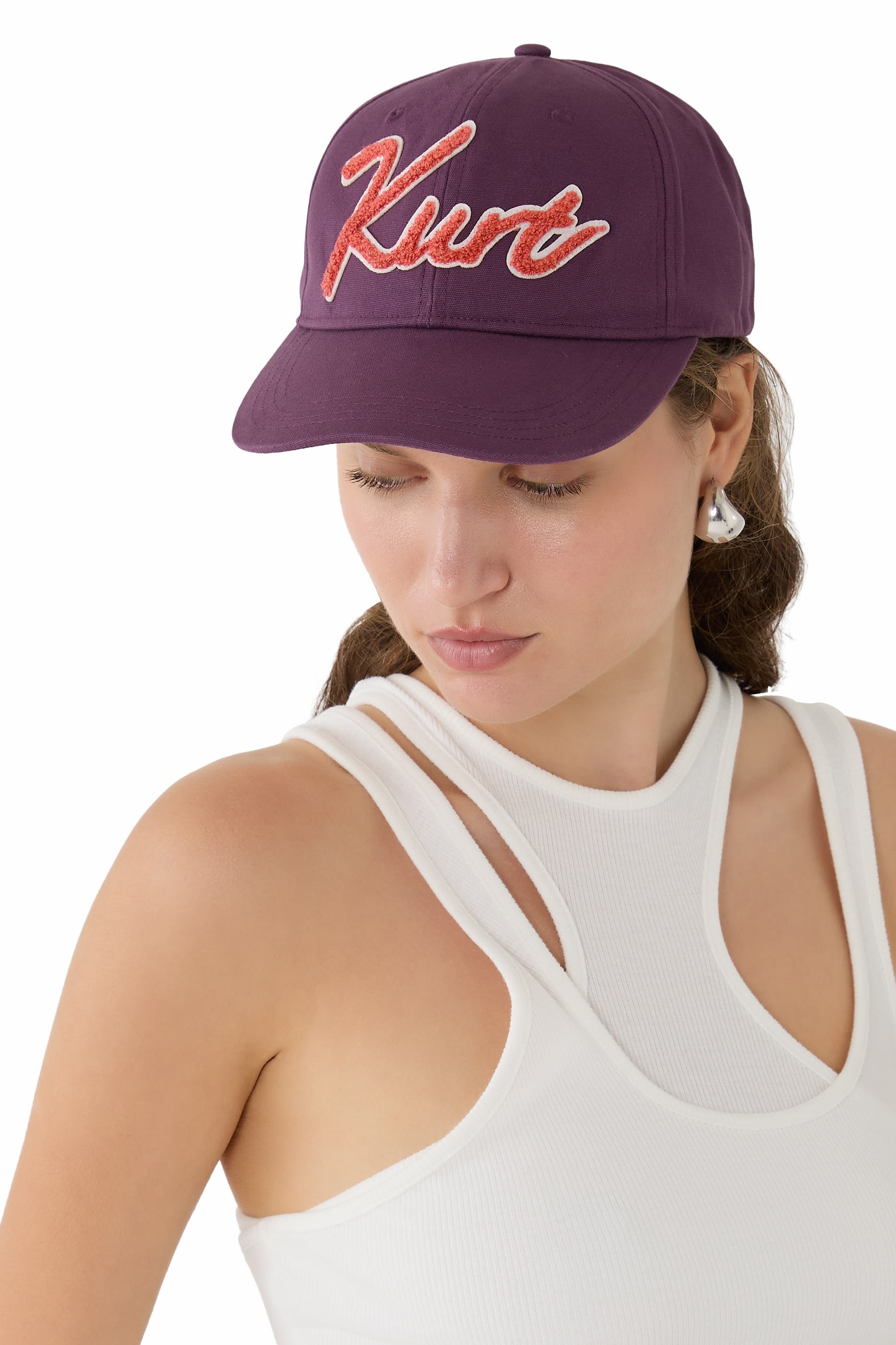 كاب بتطريز كيرت