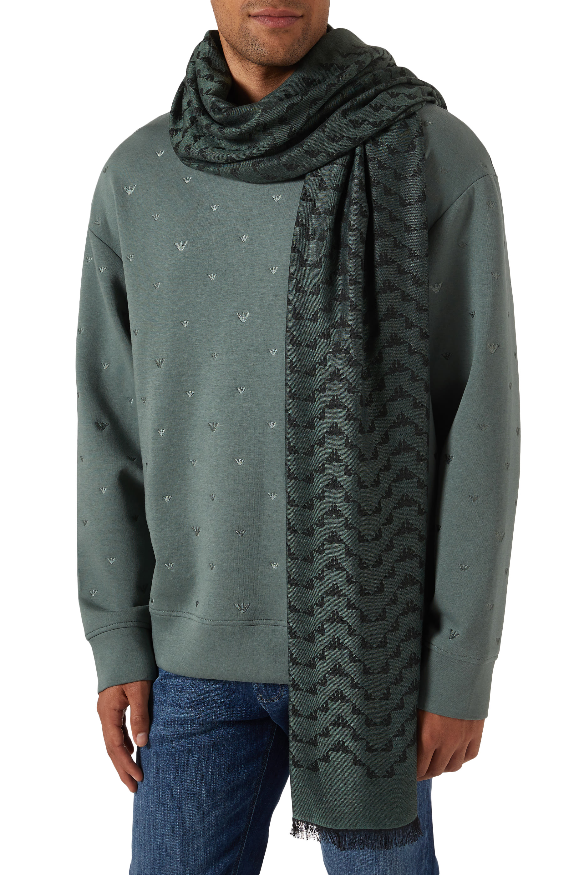 وشاح مزين كليا بشعار الماركة