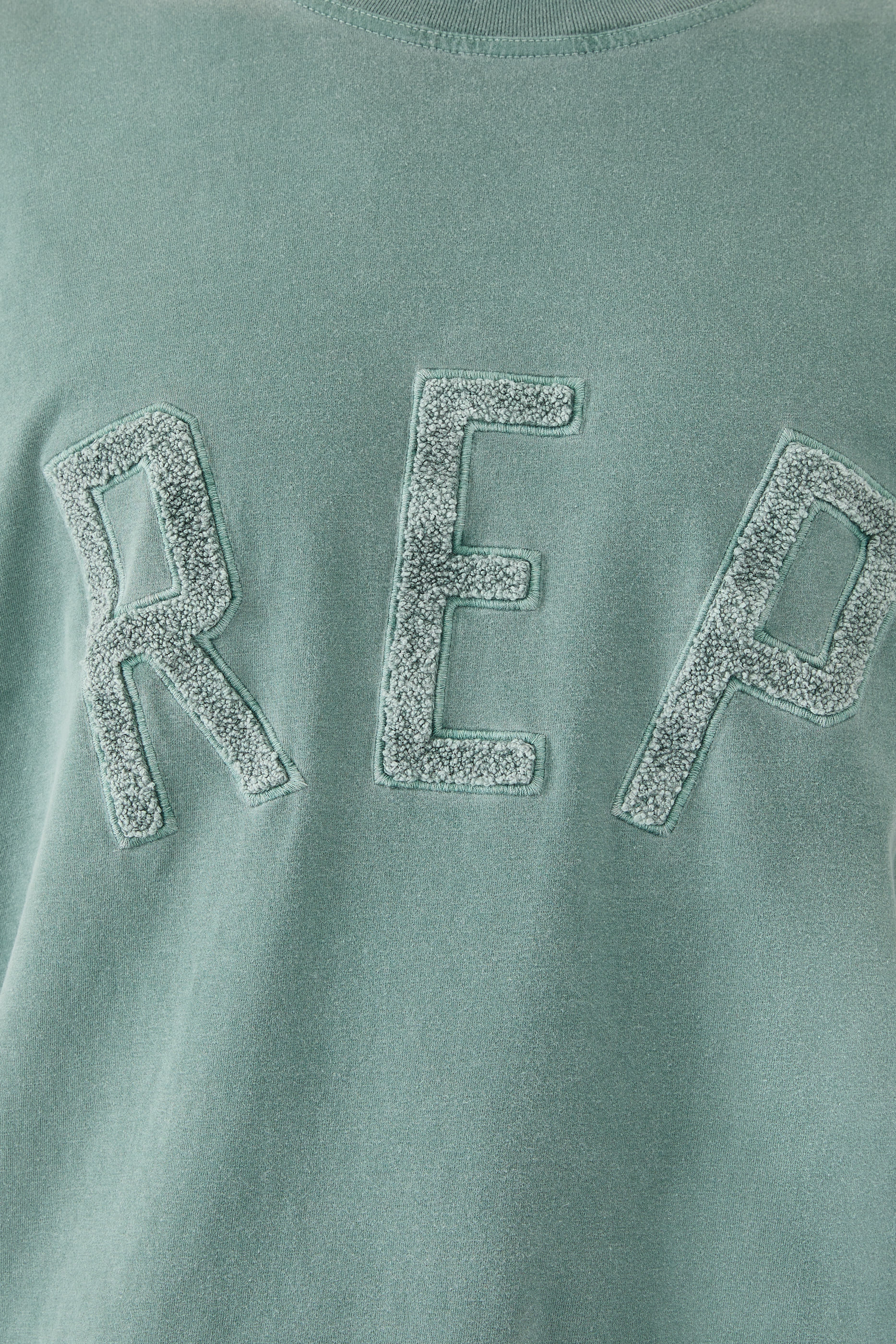 تيشيرت بشعار الماركة بملمس بارز