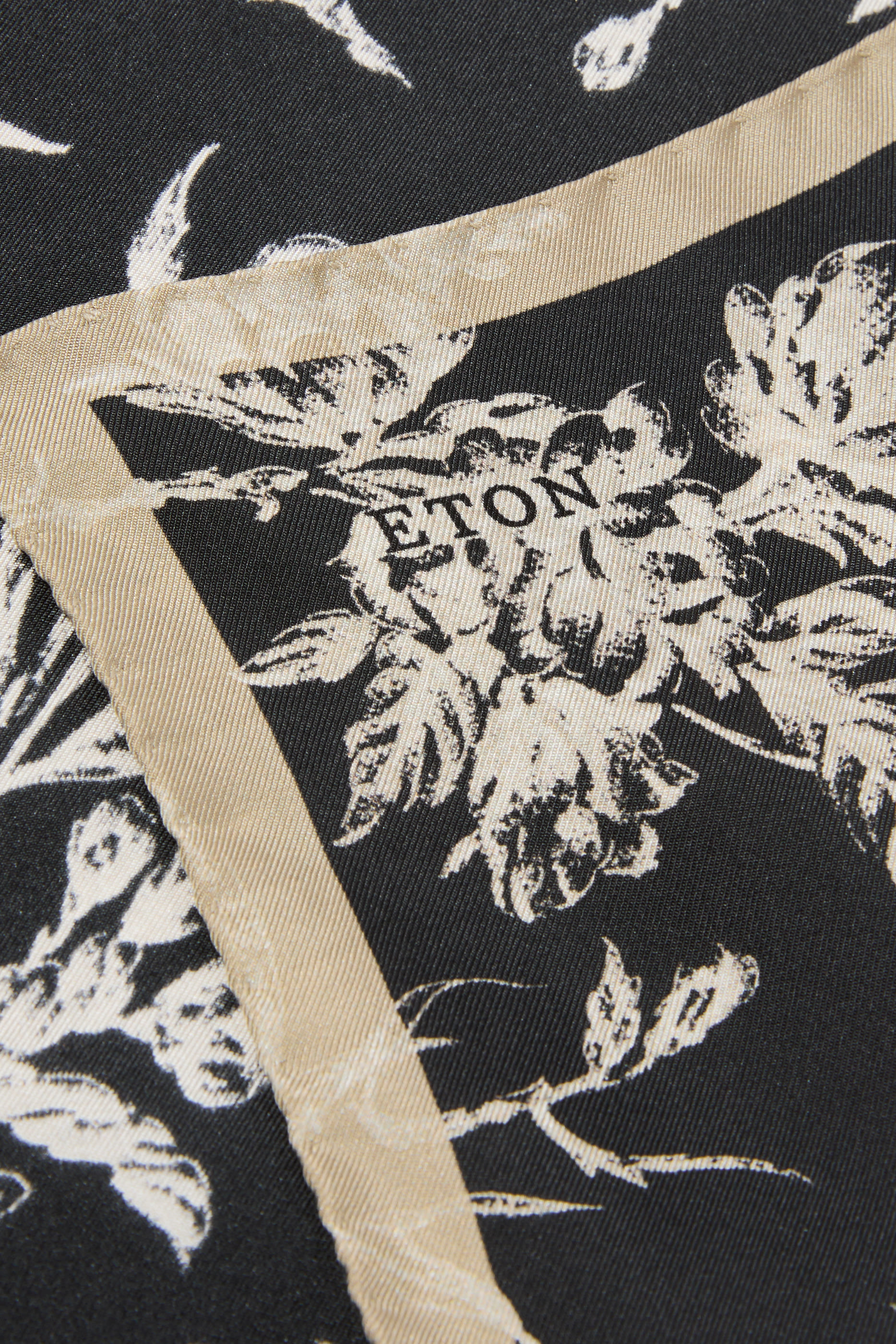 منديل جيب مربع بنقشة زهور حرير