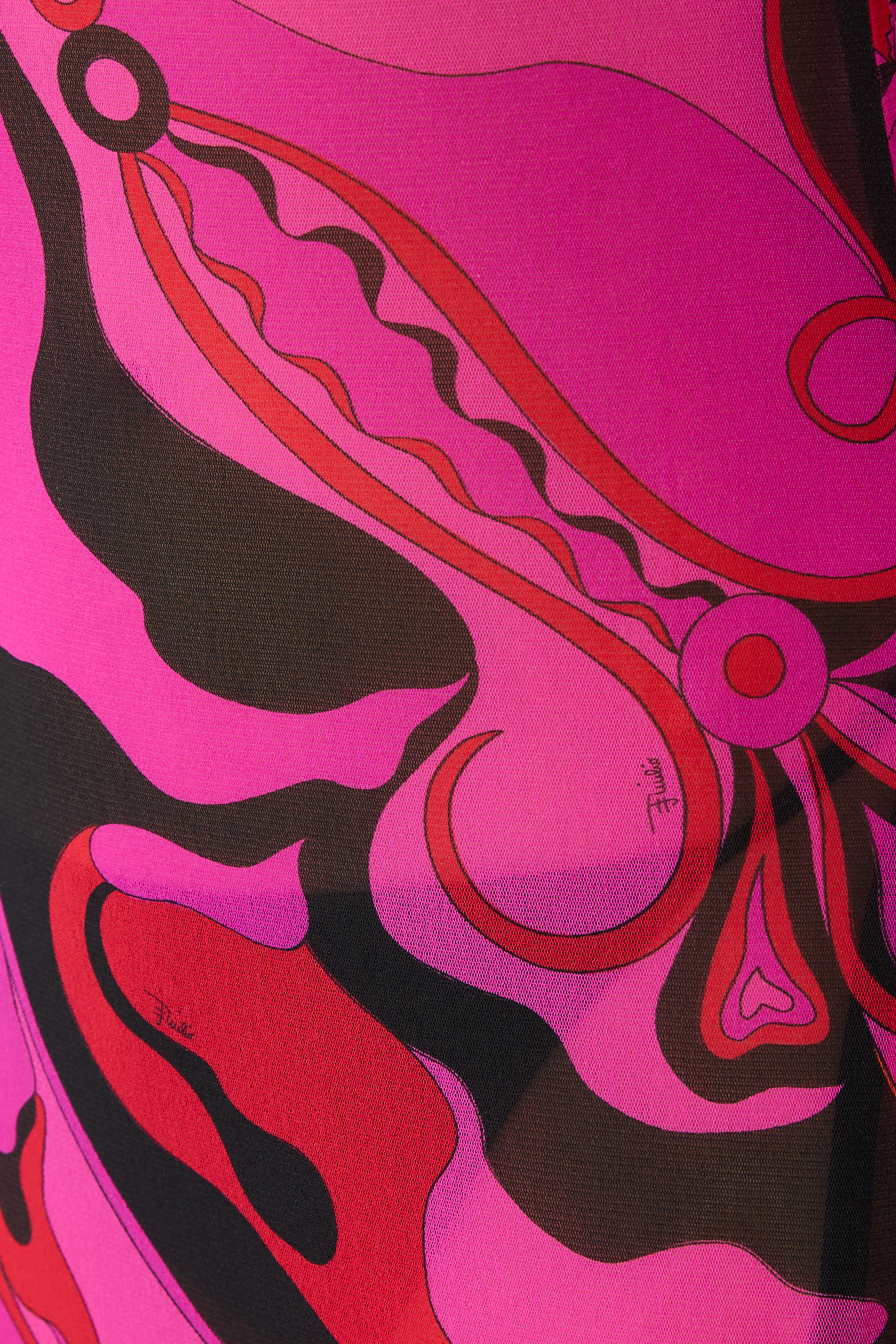 فستان بنقشة وأكمام طويلة