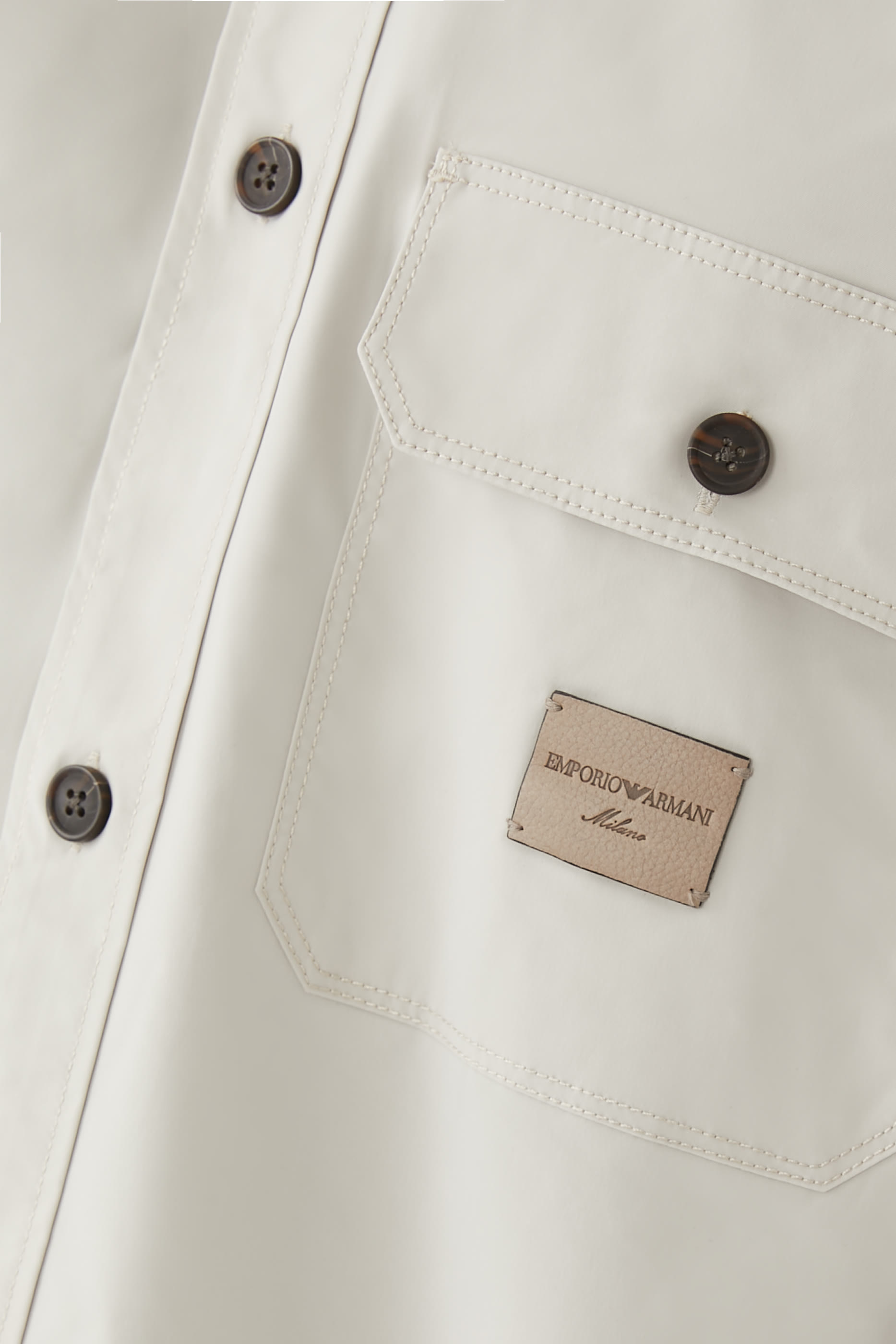 قميص بأكمام قصيرة ورقعة شعار الماركة