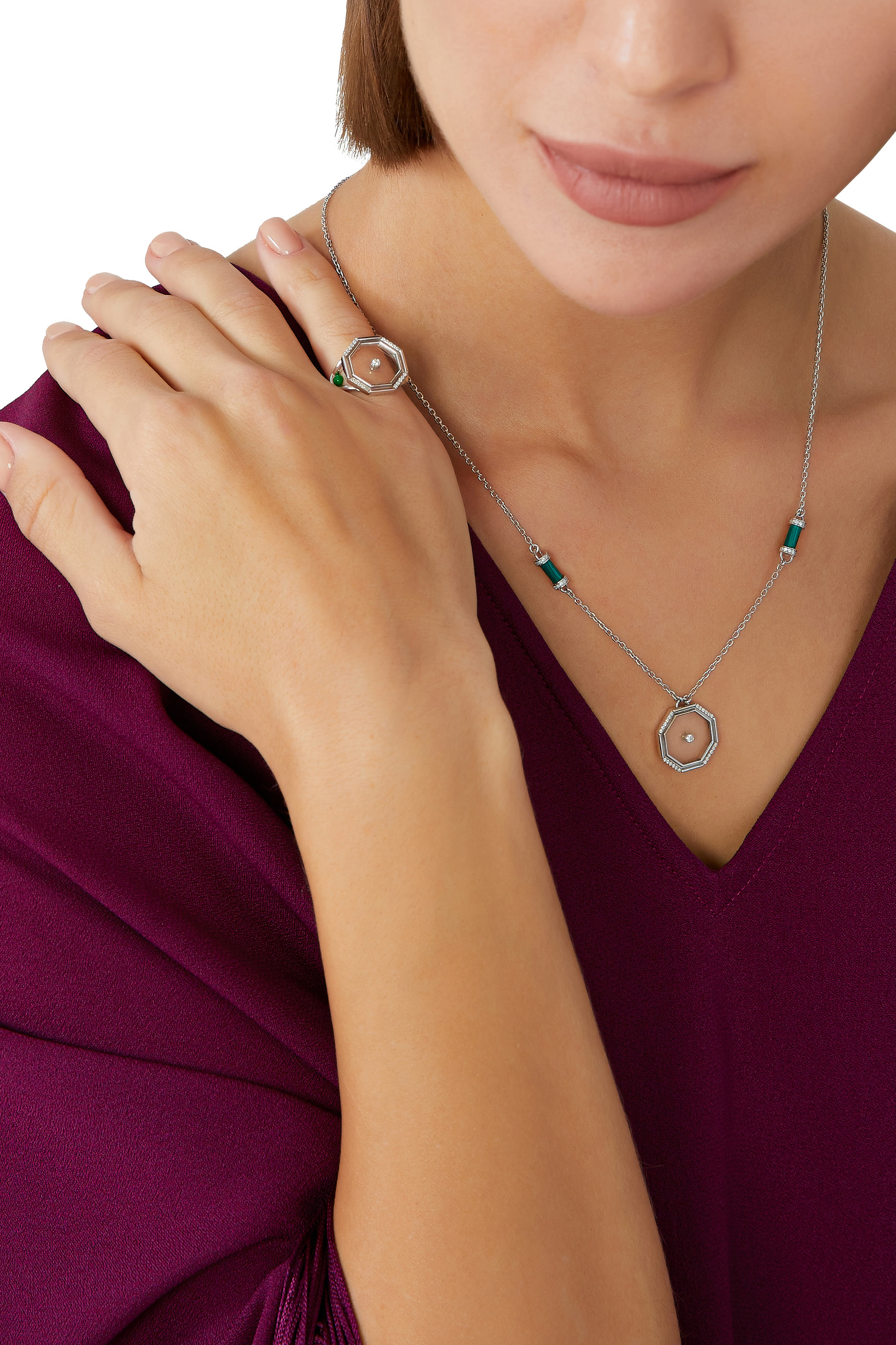 قلادة اميوليت اوف لايت بدلاية بتصميم سداسي صغير مرصعة بالماس ترانسبارنت دو روش وأحجار ملاكيت ذهب أبيض عيار 18&rlm;