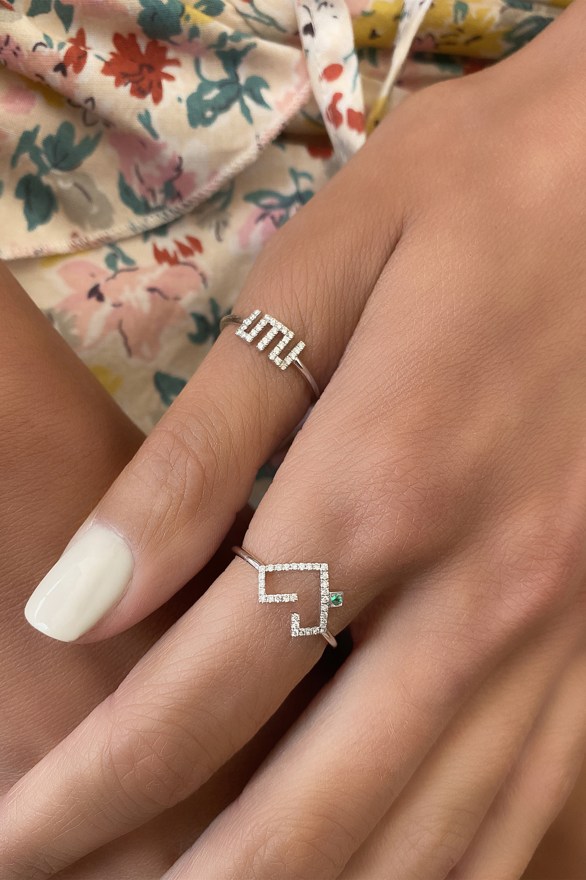 خاتم حب مرصع بالماس والزمرد، ذهب أبيض عيار 18