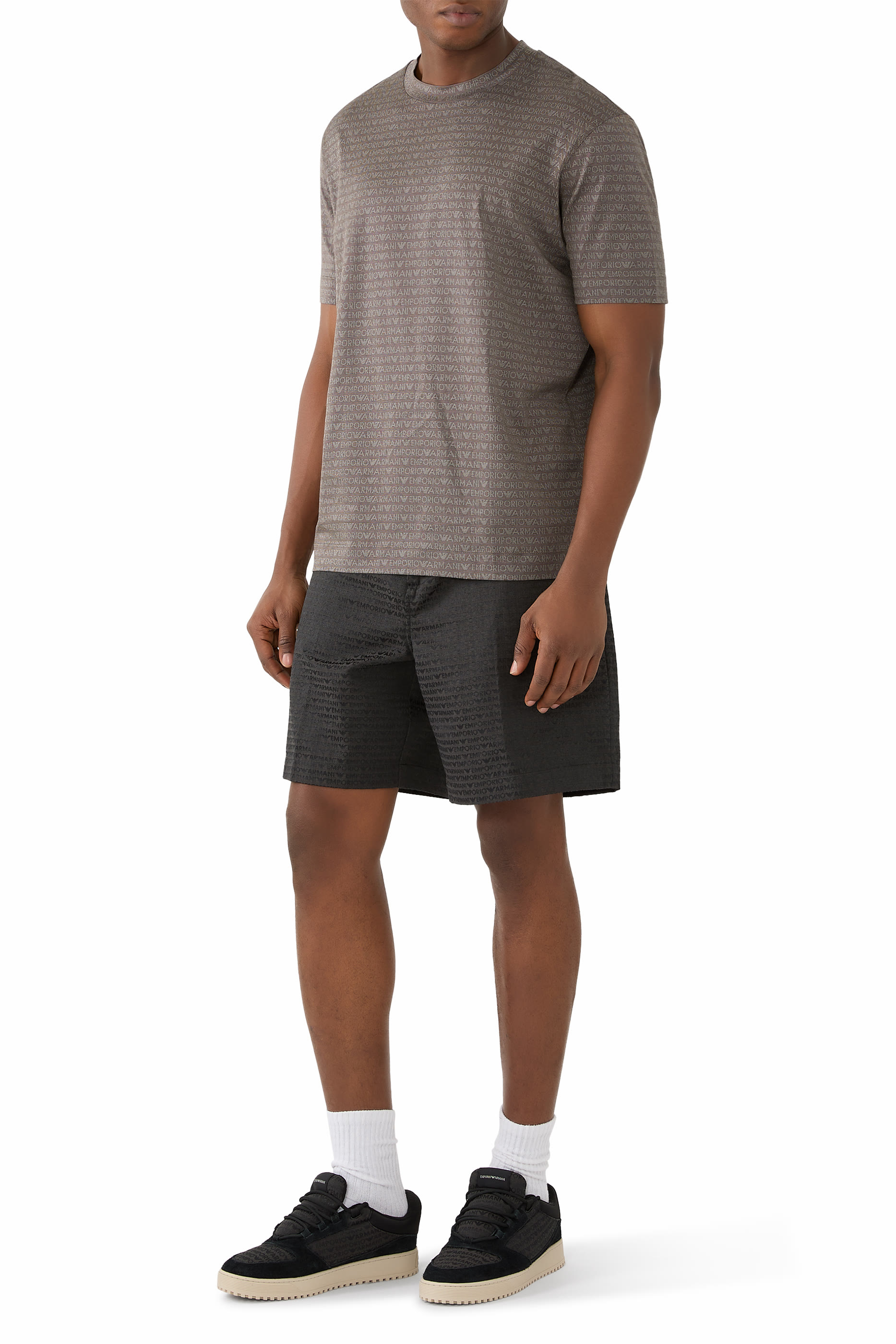 تيشيرت بنقشة شعار الماركة بحجم صغير