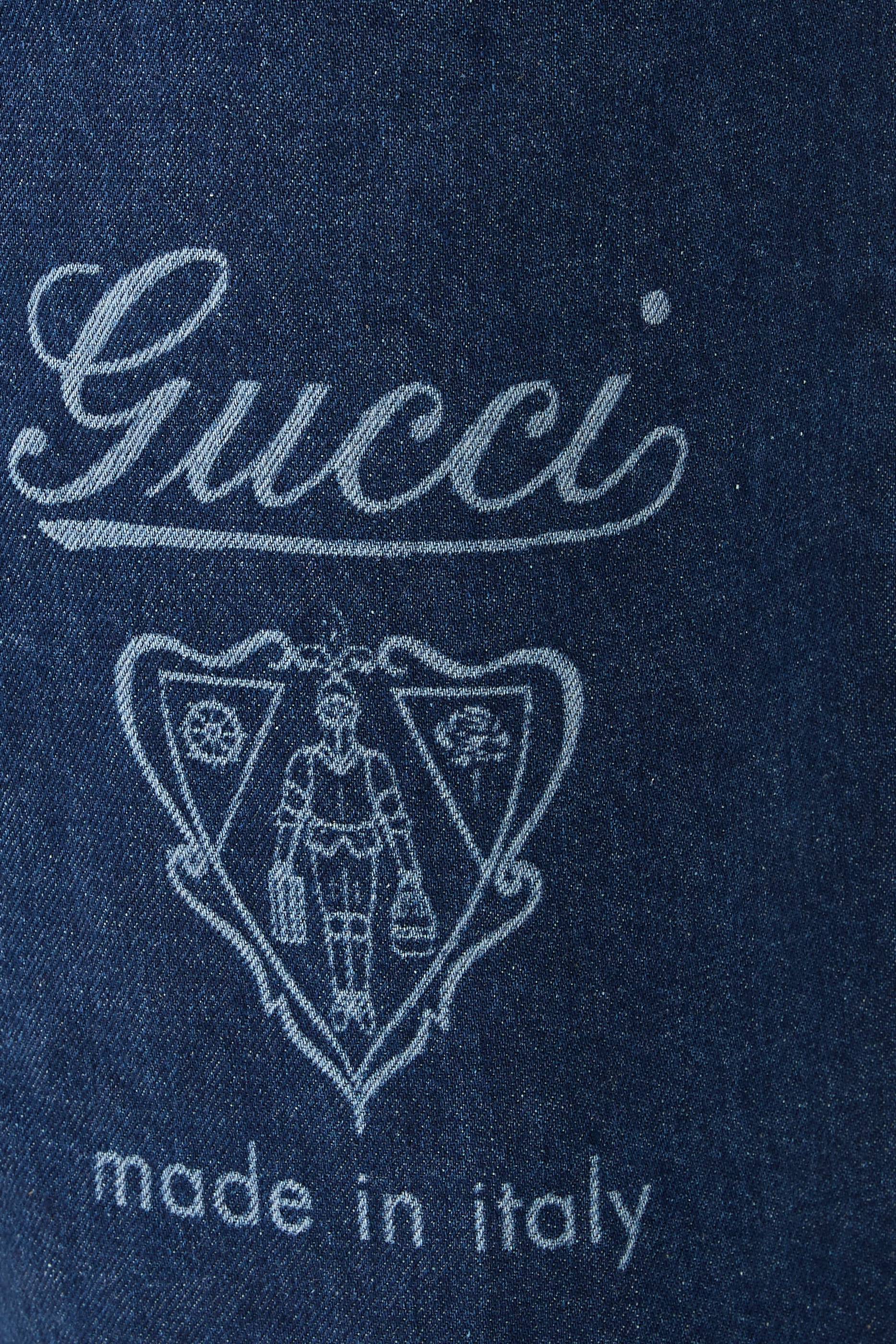 شورت دنيم بتفاصيل ممزقة بالليزر