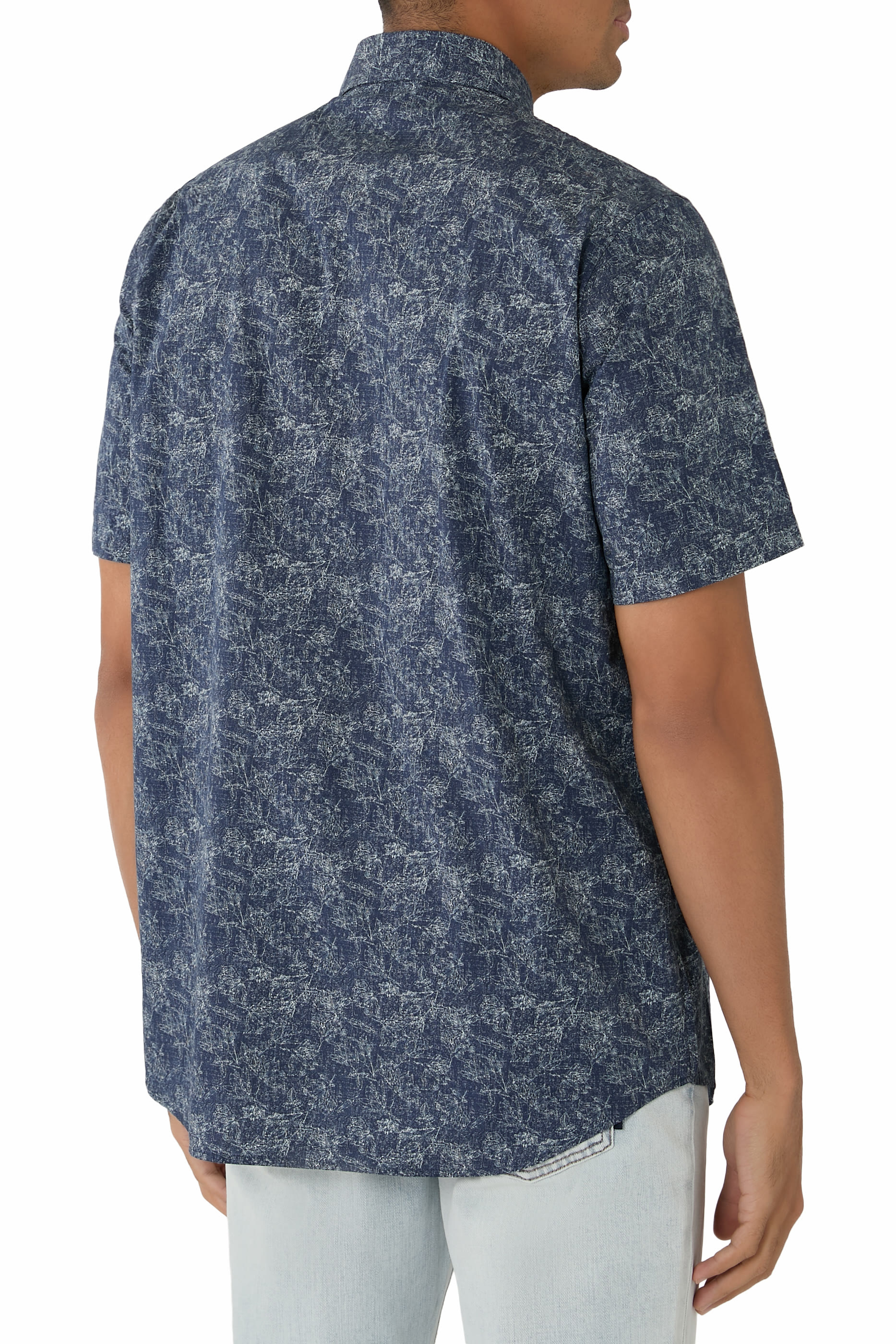 قميص بشعار الماركة