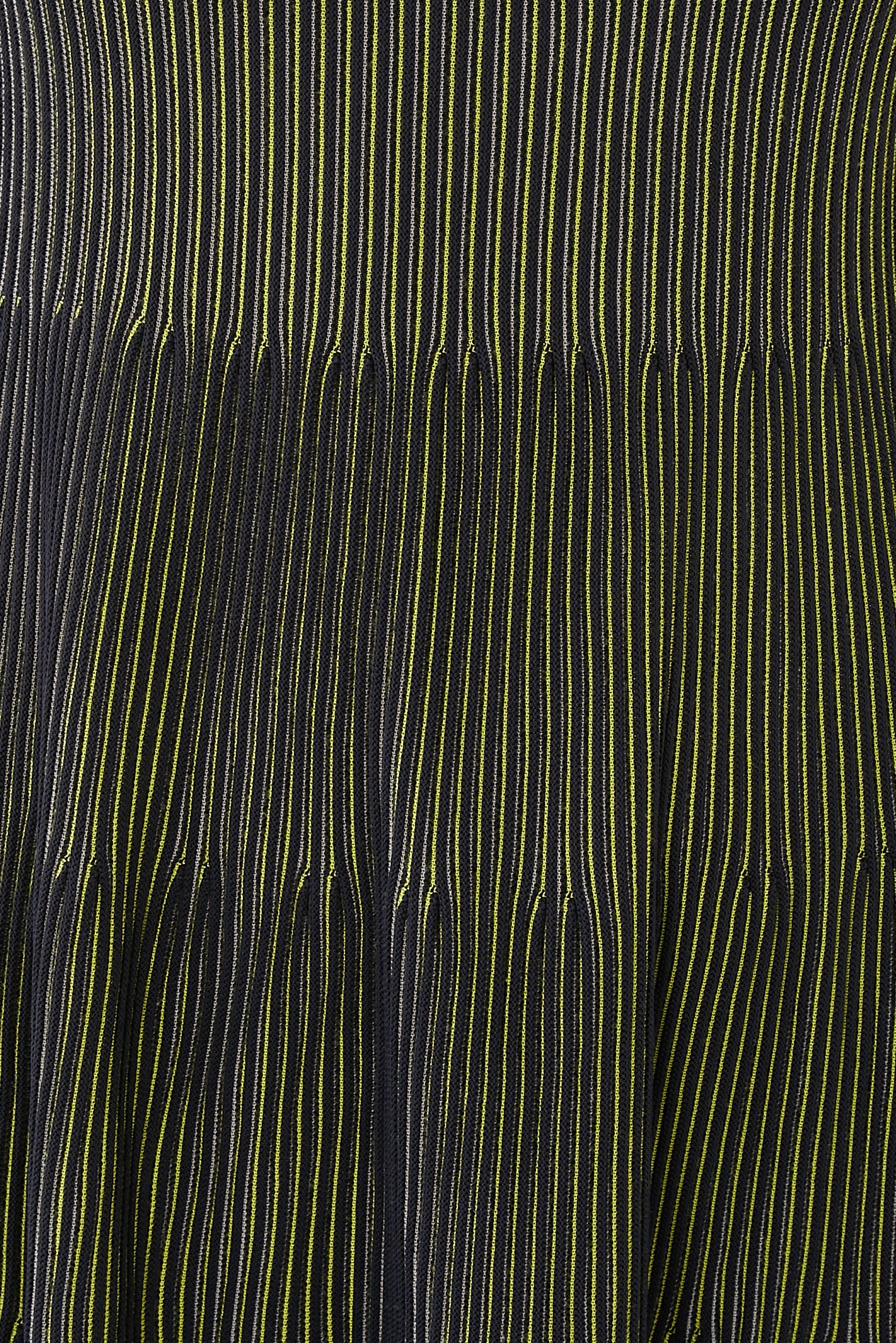 فستان مخطط متوسط الطول بطيات