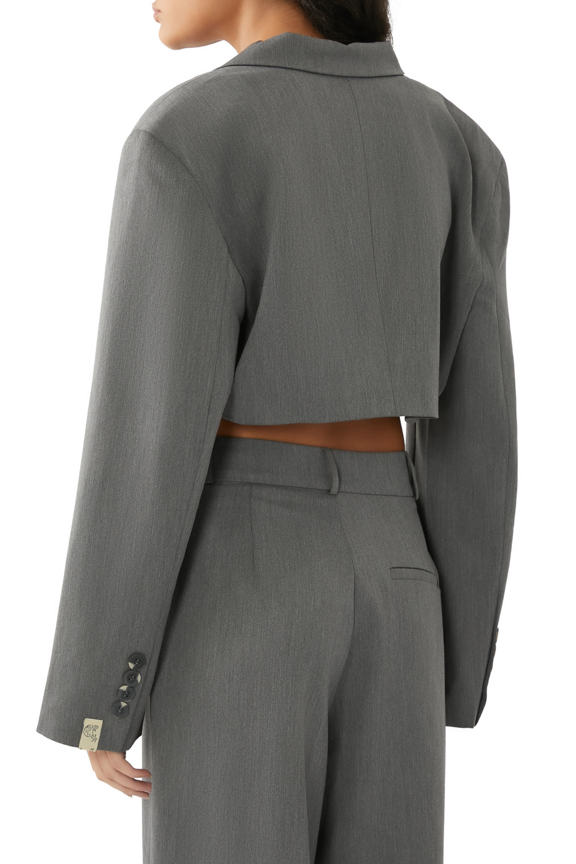 بلايزر قصير بياقة بطية شكل حرف V&rlm;