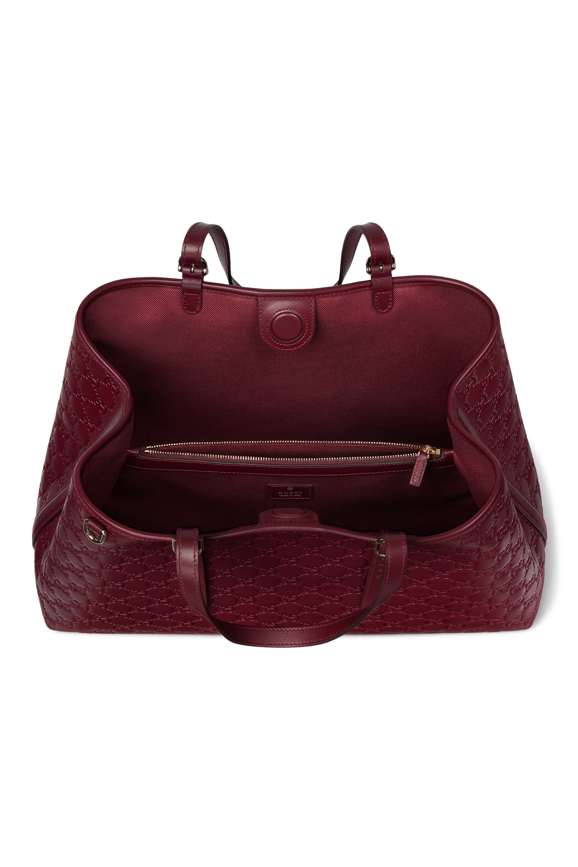 حقيبة يد كبيرة مزينة بشعار الماركة