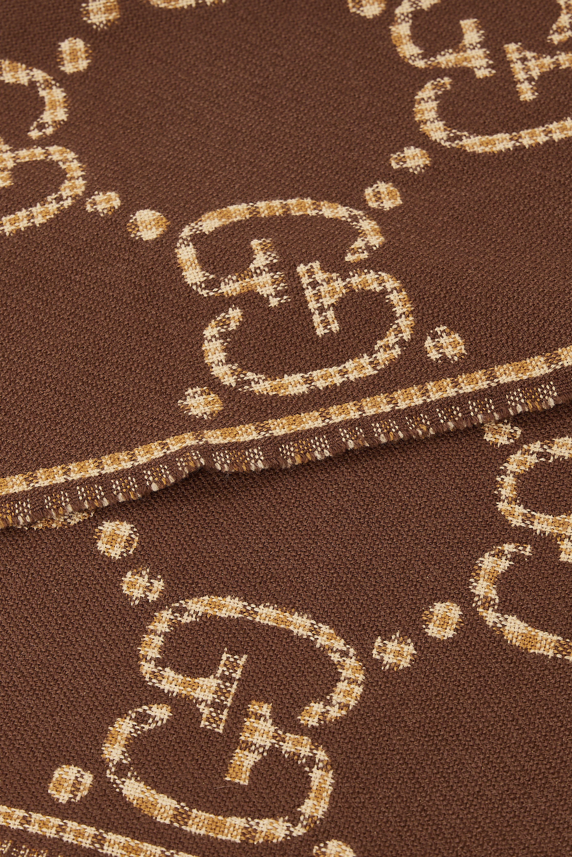 وشاح صوف بنقشة حروف شعار الماركة