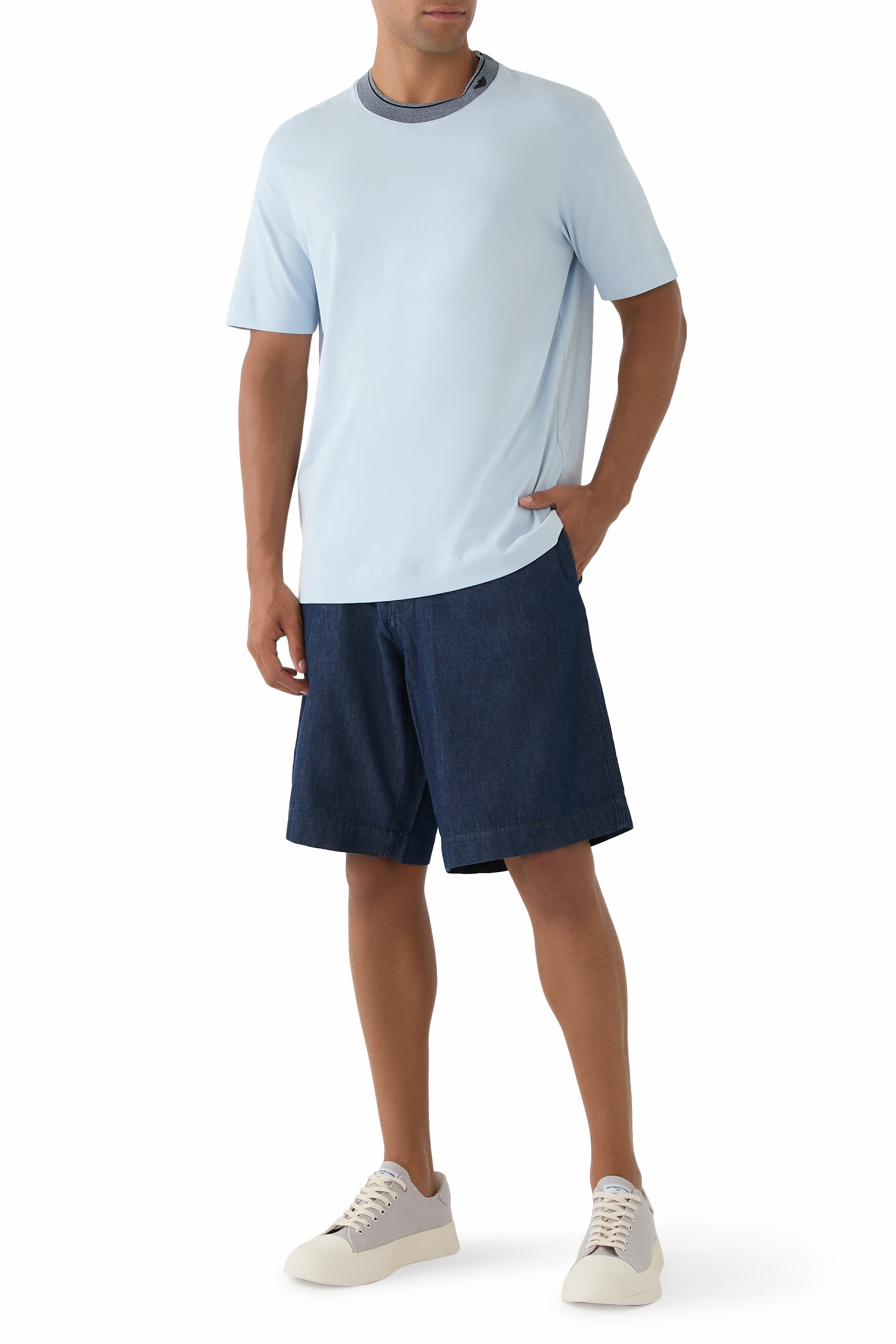 تيشيرت بأكمام قصيرة