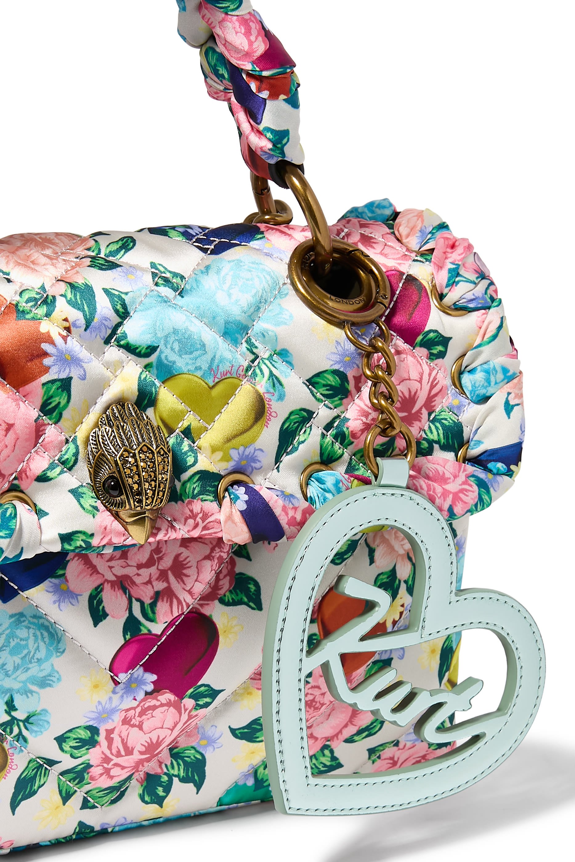 حلية بتصميم قلب بشعار الماركة