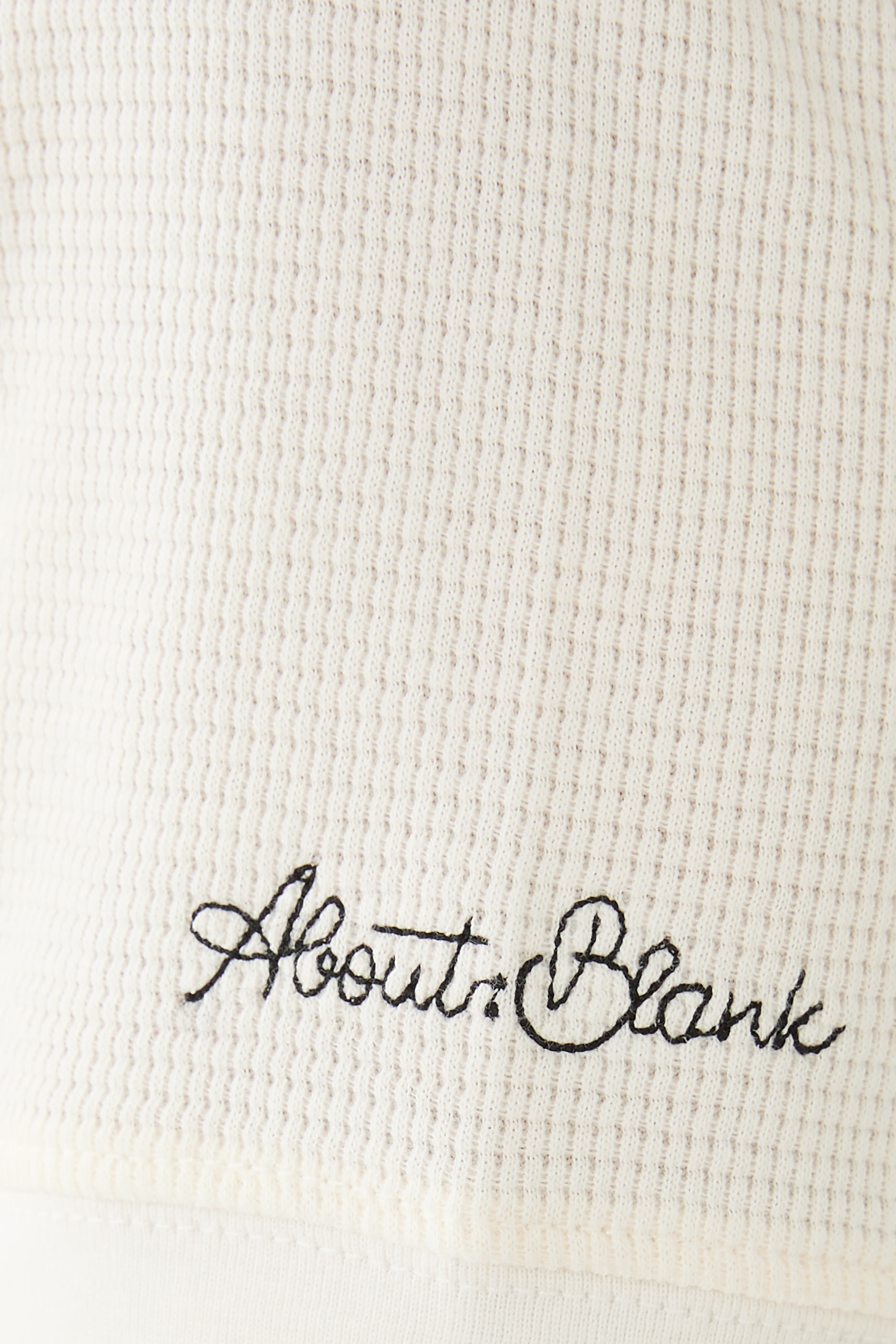 تيشيرت بقصة ضيقة وشعار الماركة