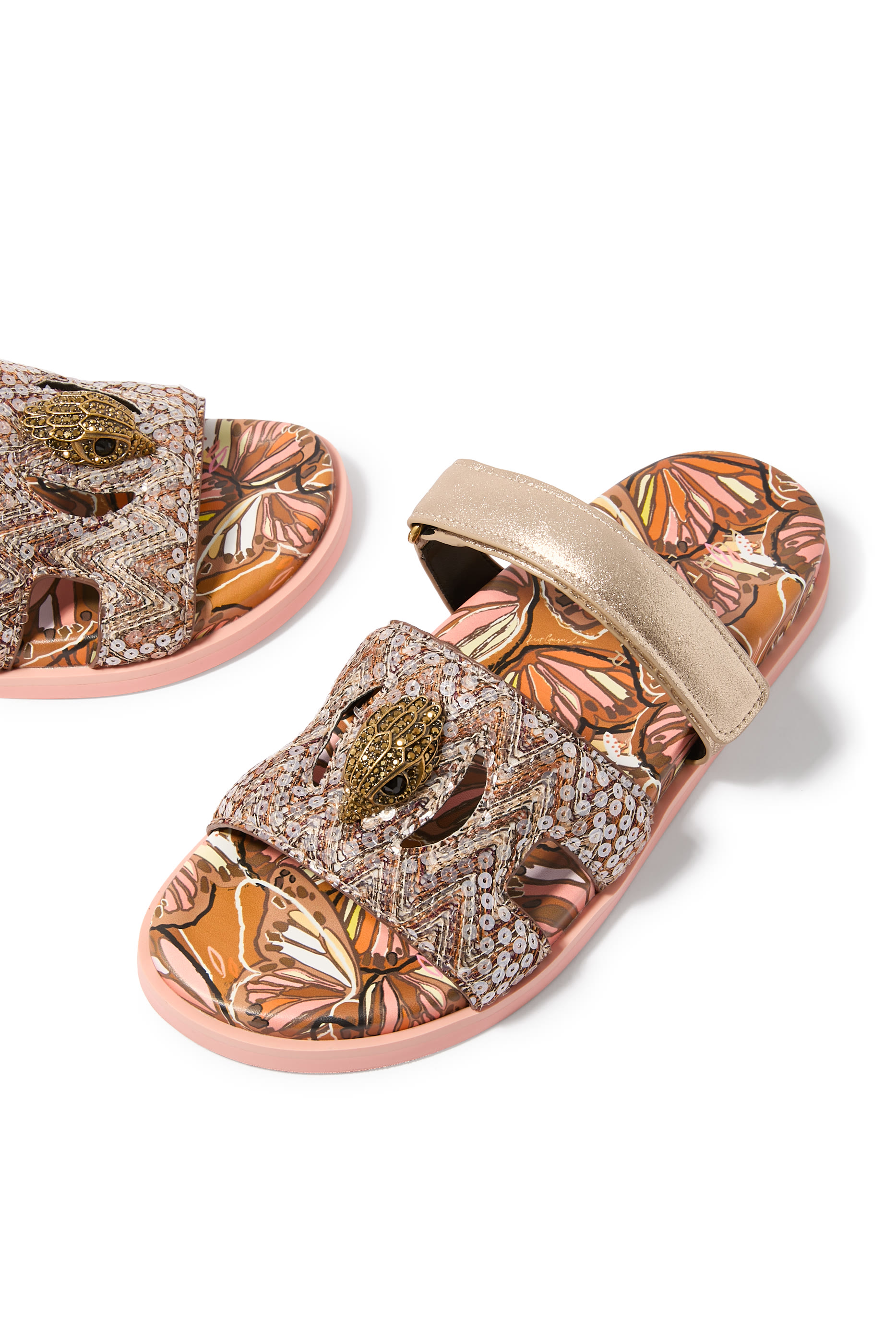 صندل بفتحات وحلية شعار الماركة