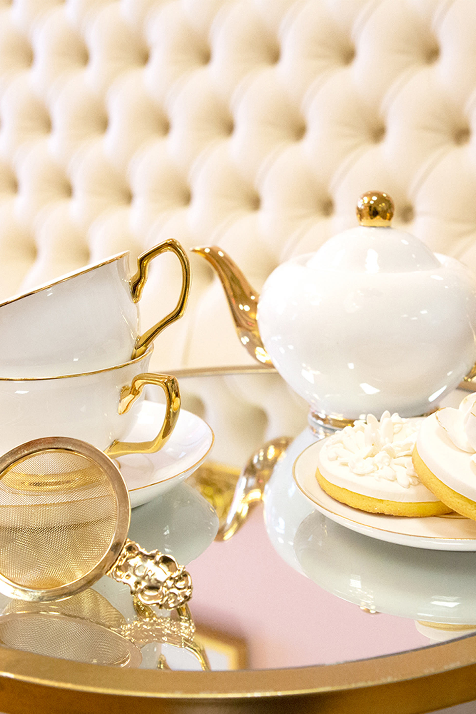 طقم فنجان شاي وطبق باللون الوردي