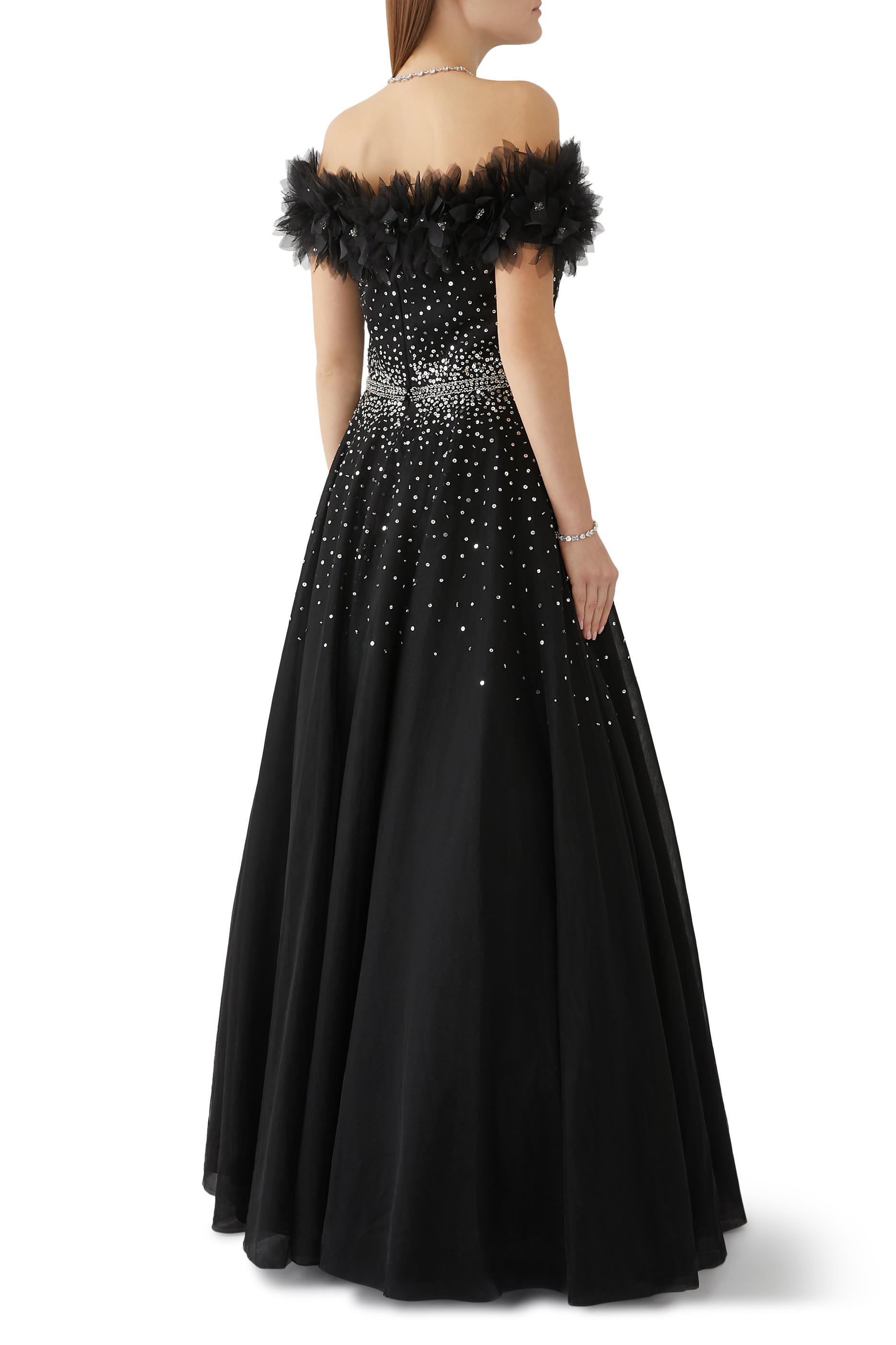 فستان سهرة بأكتاف مكشوفة