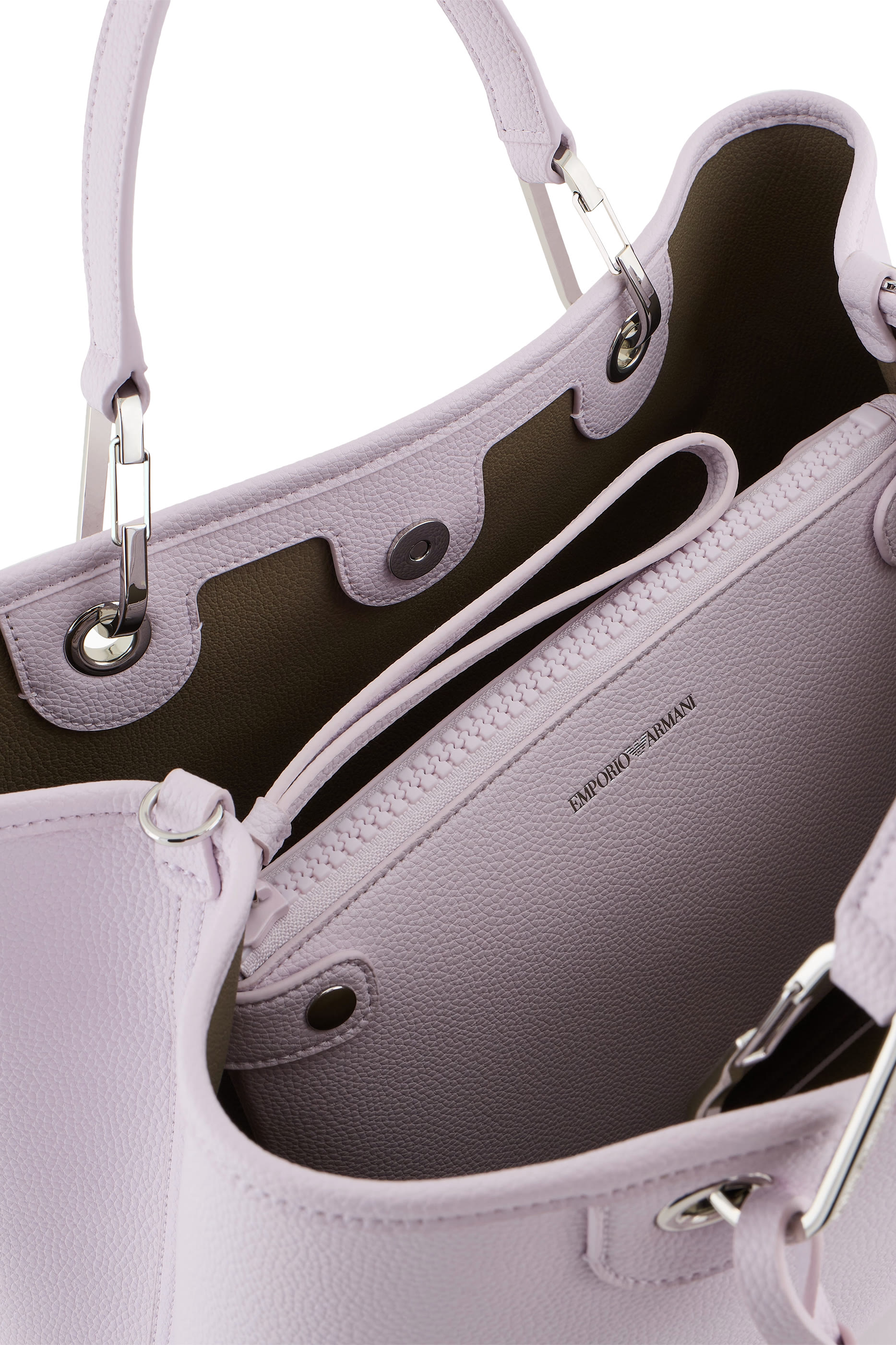 حقيبة يد مزينة بشعار الماركة