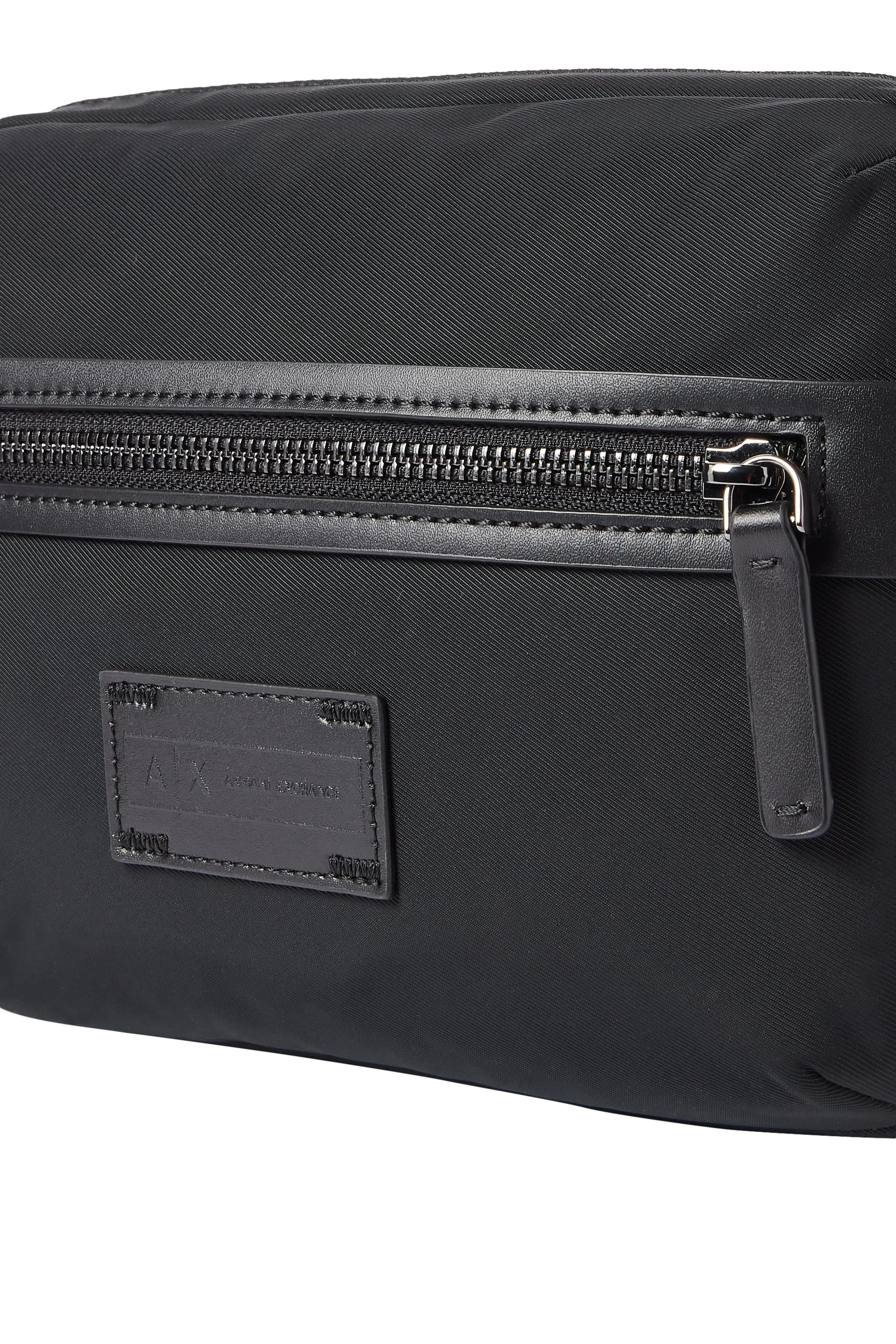 حقيبة بحمالة كتف مزينة بشعار الماركة