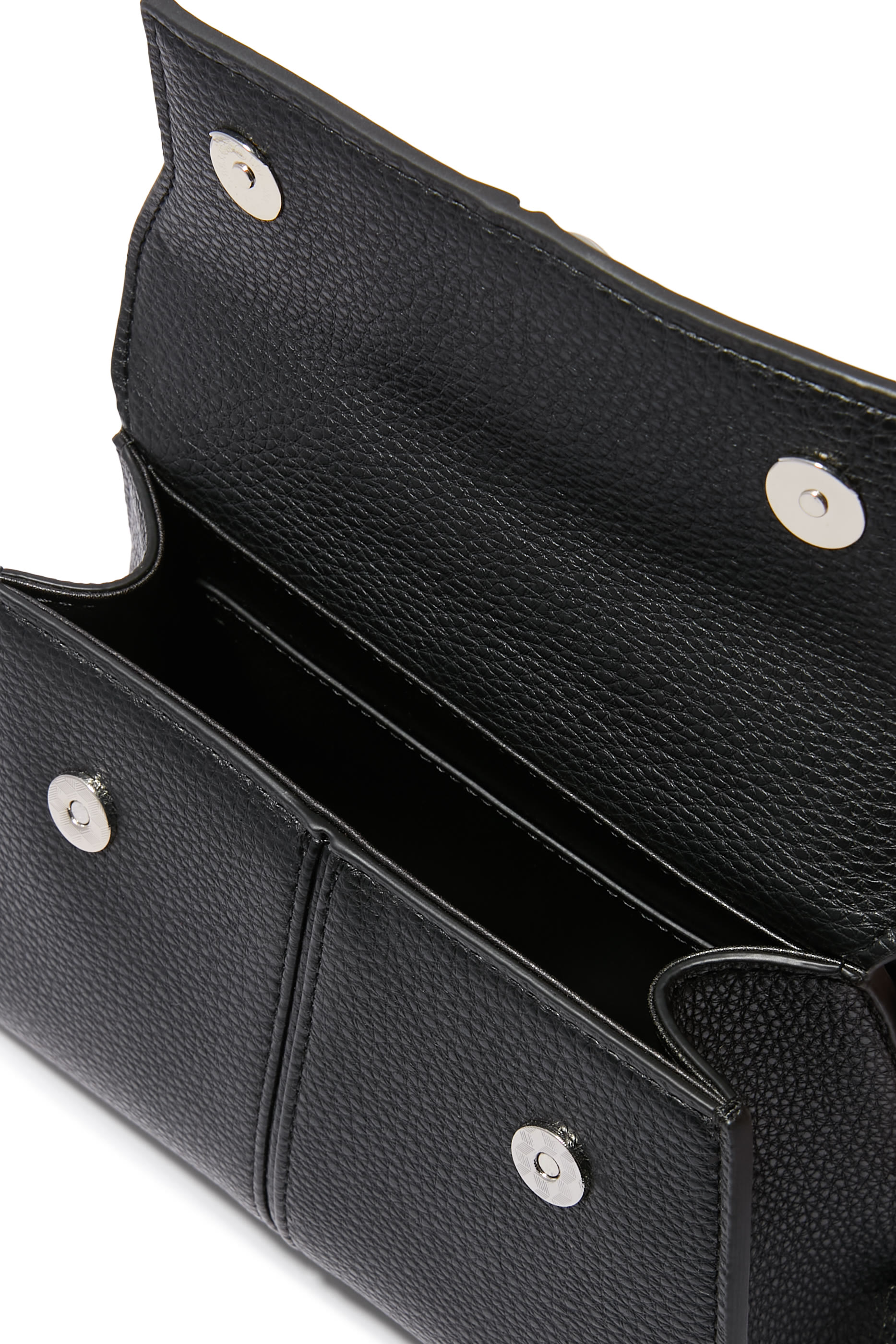 حقيبة إليس بيد علوية