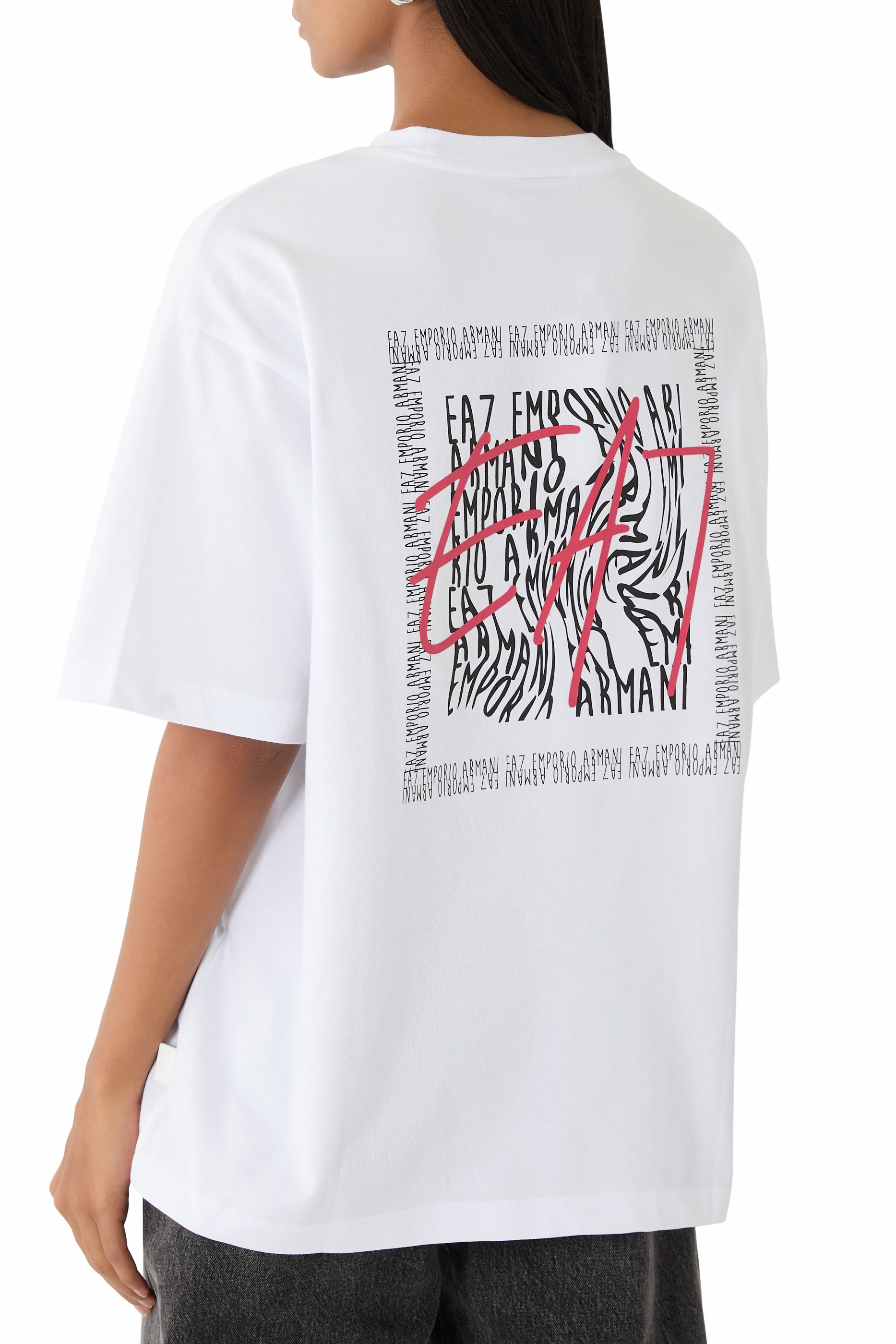 تيشيرت بنقشة شعار الماركة الغرافيكية