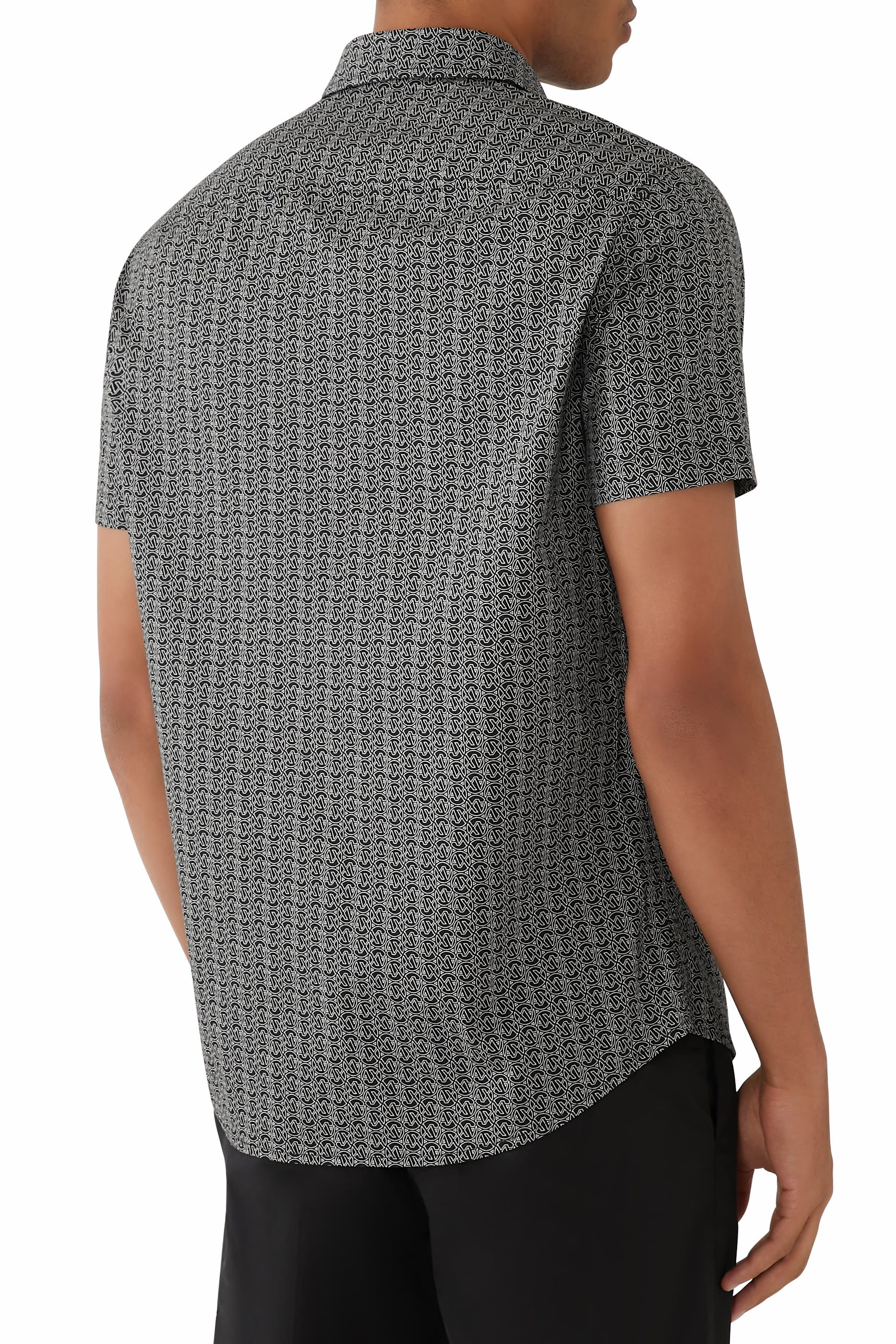 قميص بقصة ضيقة بأكمام قصيرة