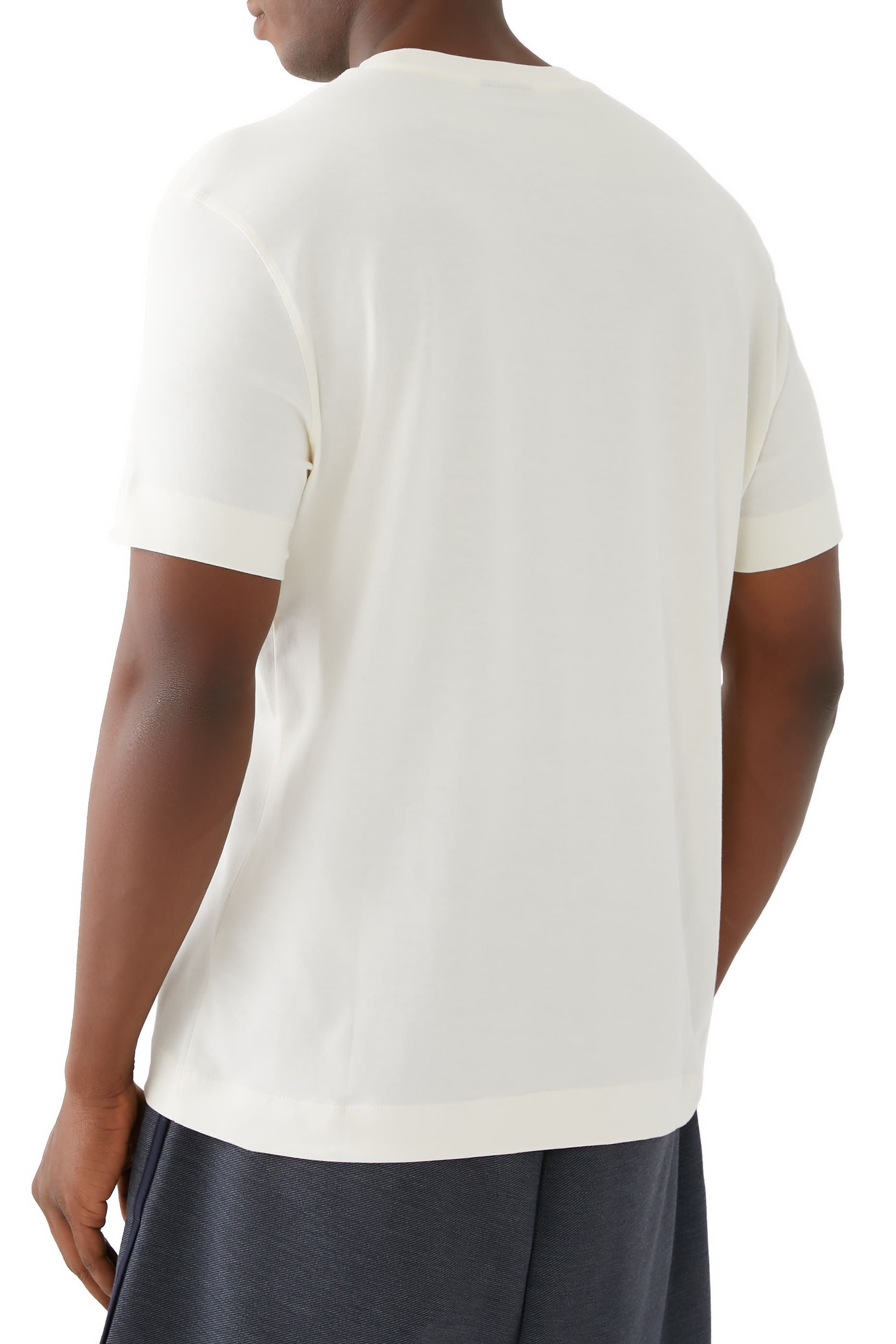 تيشيرت بشعار الماركة صغير الحجم