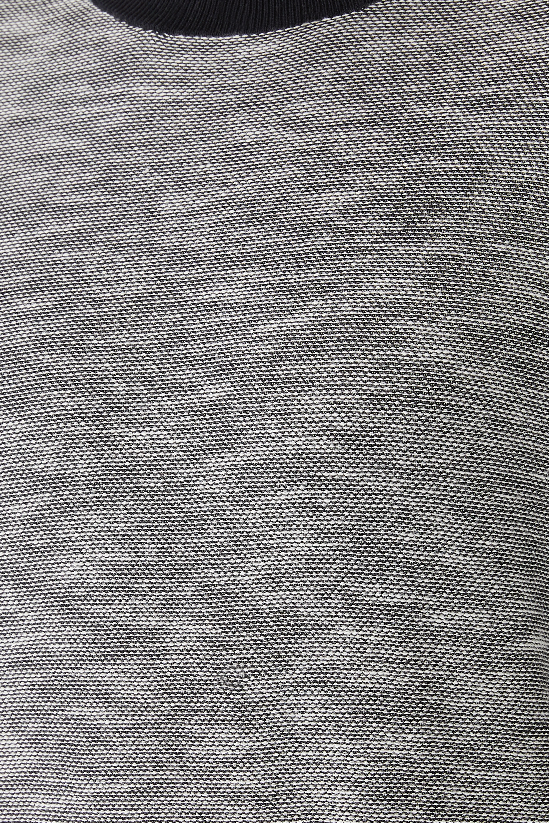 كنزة بياقة ضيقة