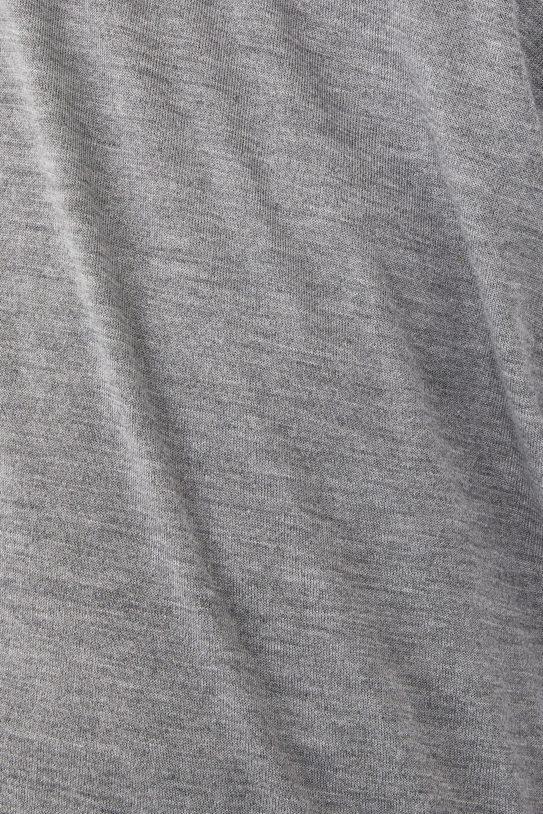 كنزة بقصة ضيقة ووياقة ضيقة كشمير وحرير