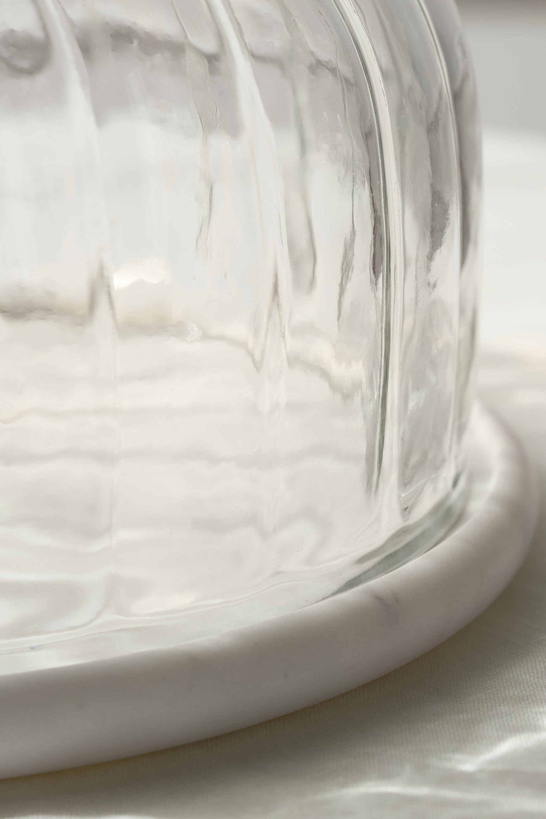 طبق تقديم بغطاء مقبب رخام