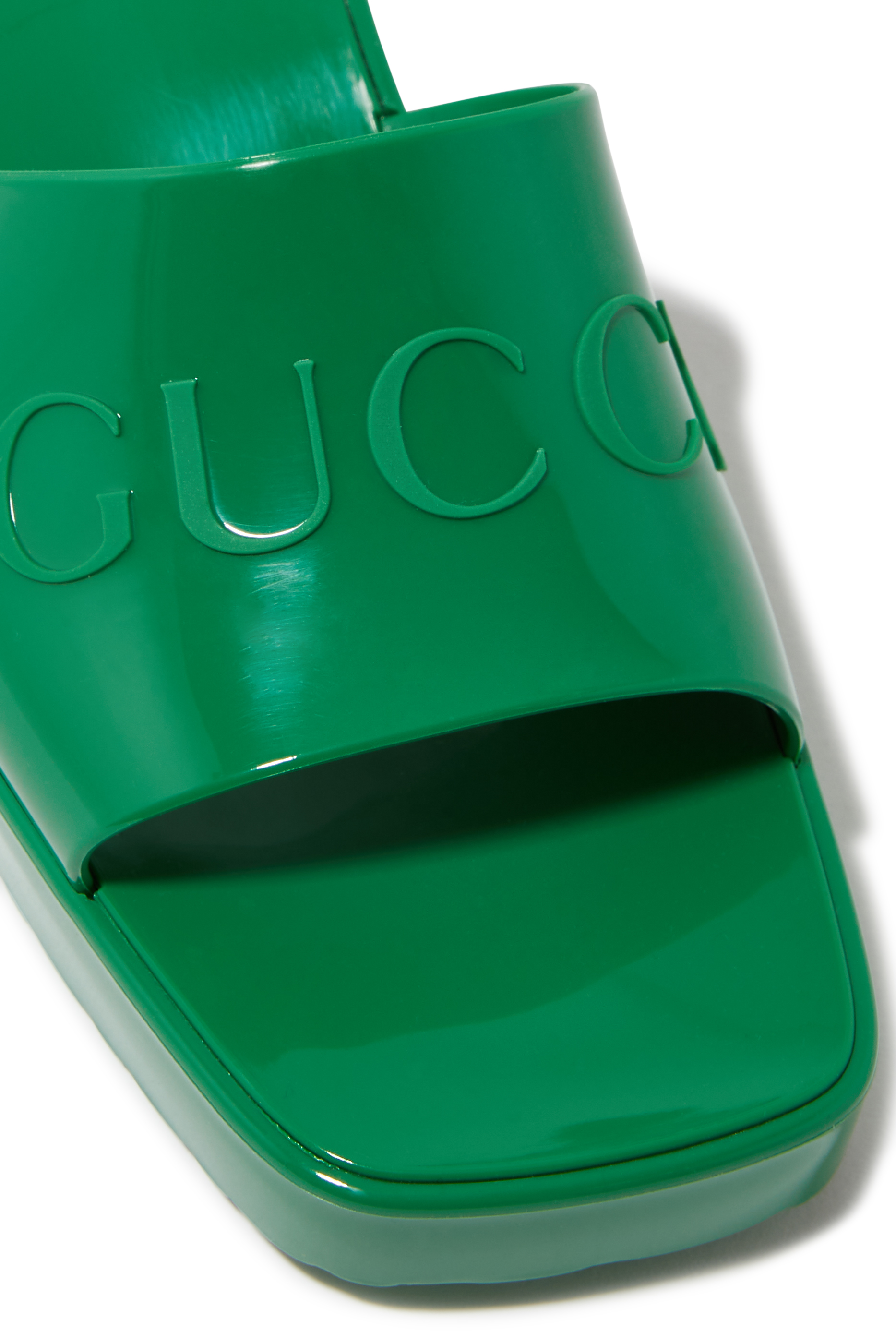 حذاء مفتوح مطاط بشعار الماركة