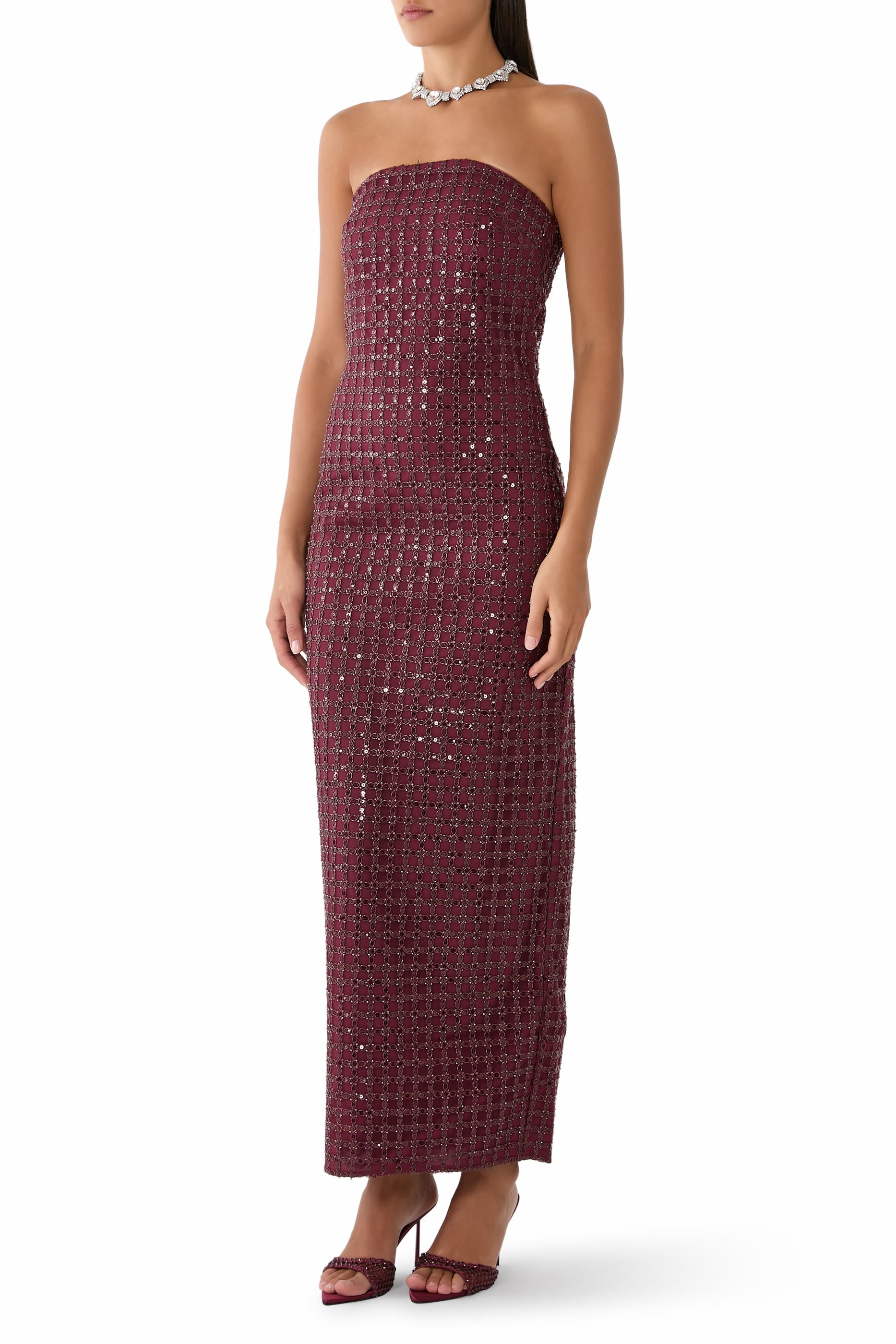 فستان بقصة ضيقة طويلة وخرز