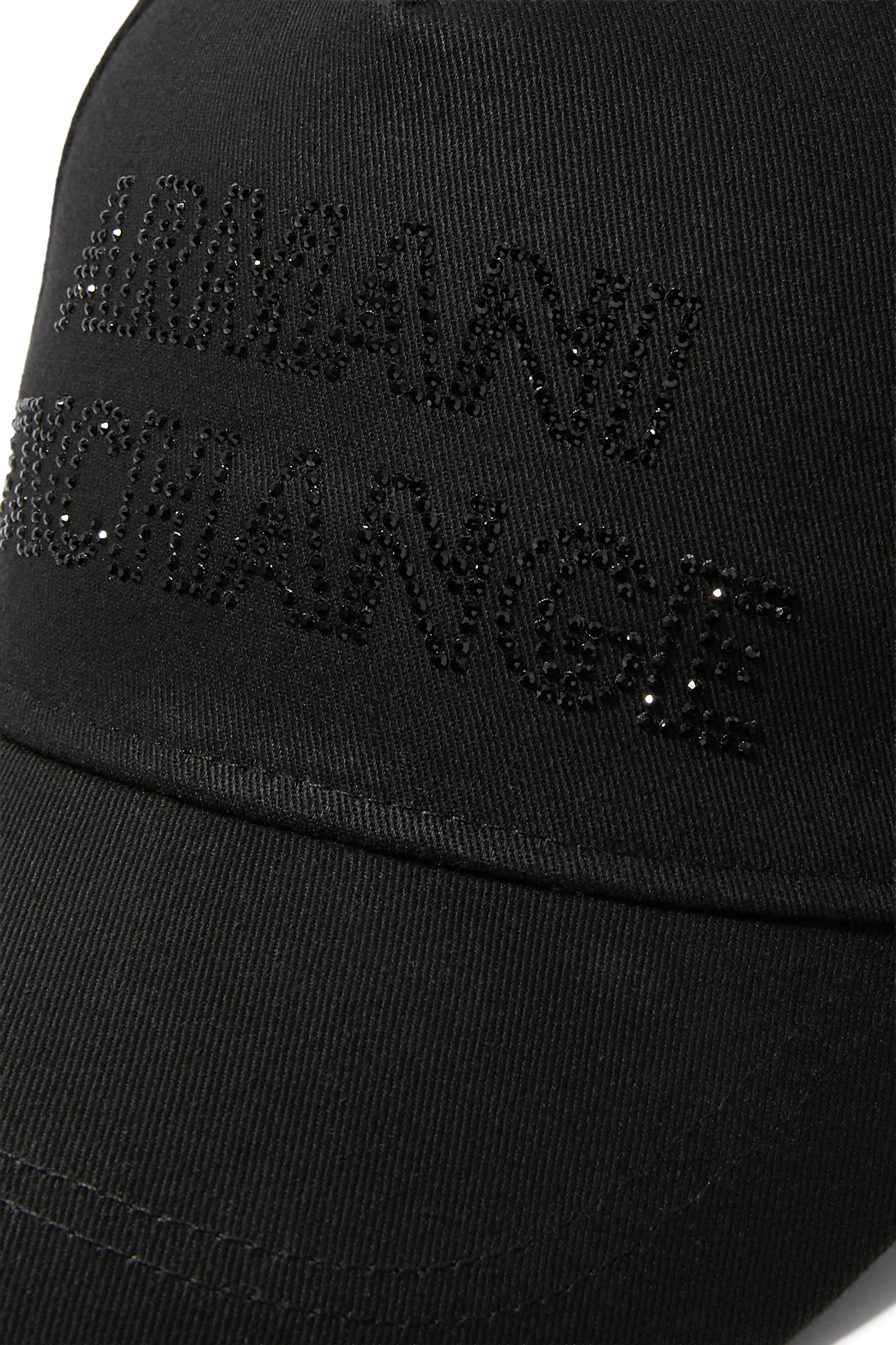 كاب مزين بشعار الماركة