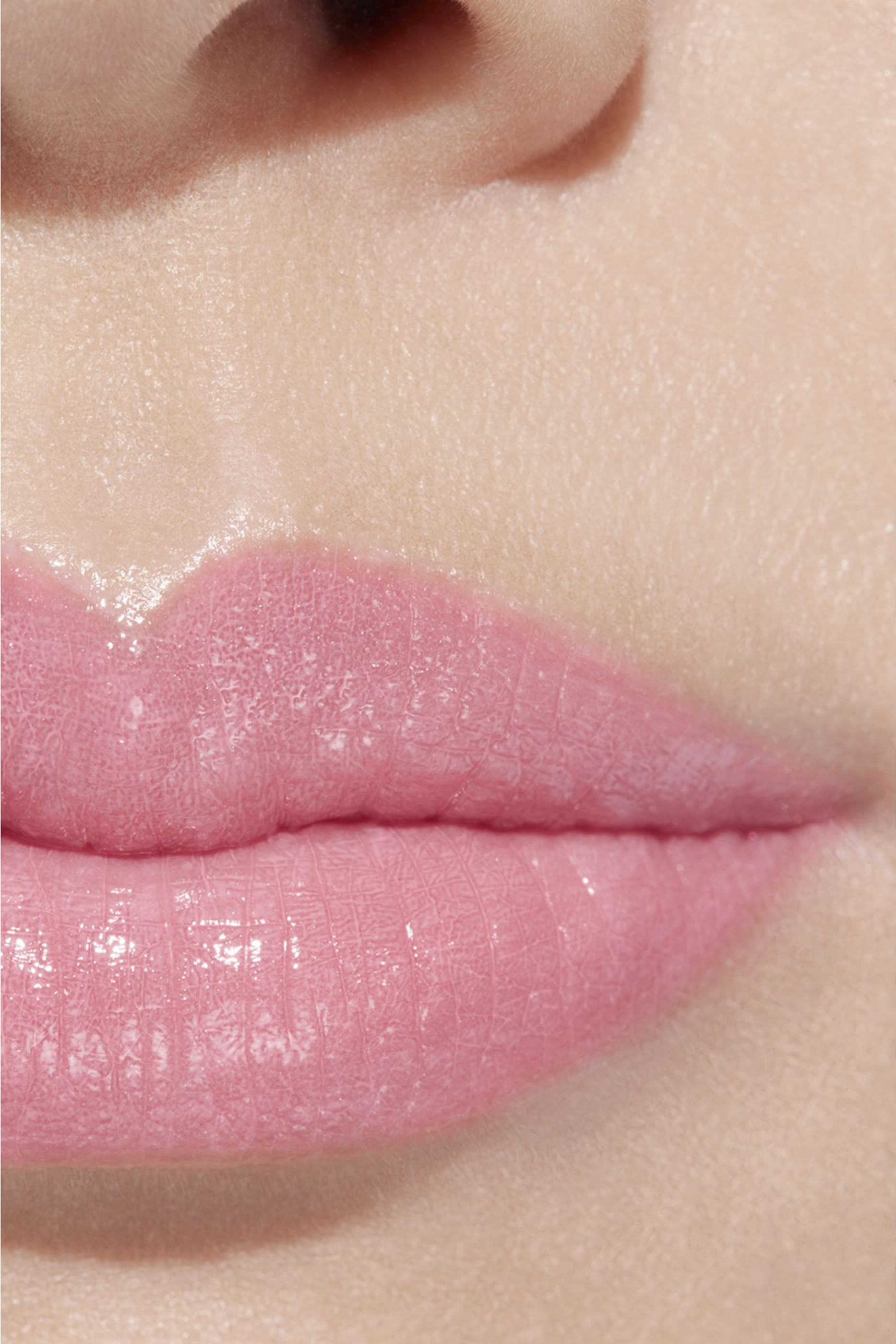 مرطب شفاه ملون Chanel Rouge Coco Baume Shine Hydrating Beautifying