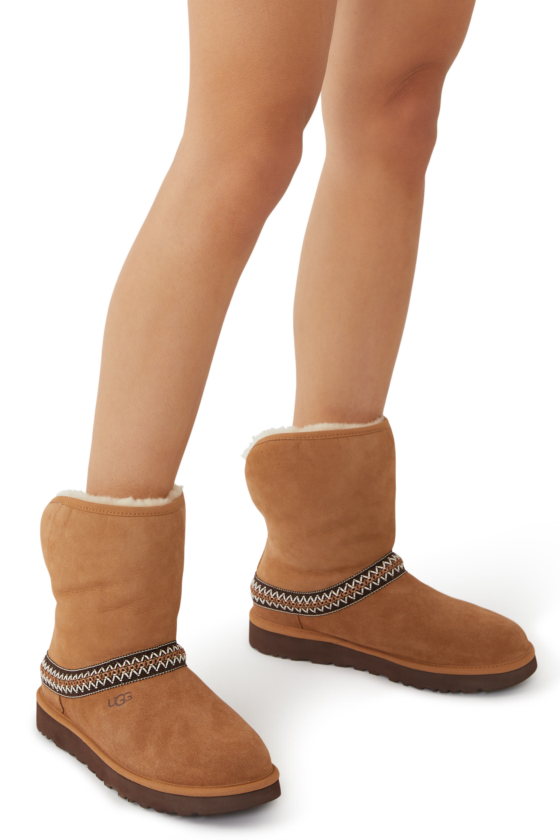 حذاء بوت كلاسيكي قصير بتفاصيل هلال