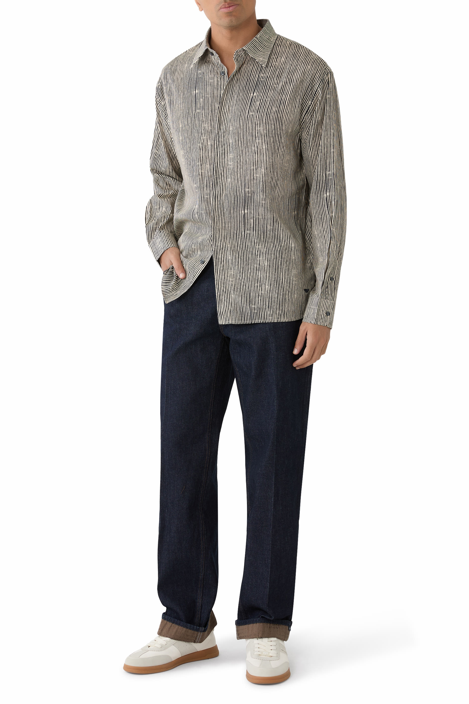 قميص بطبعة مخططة عموديا