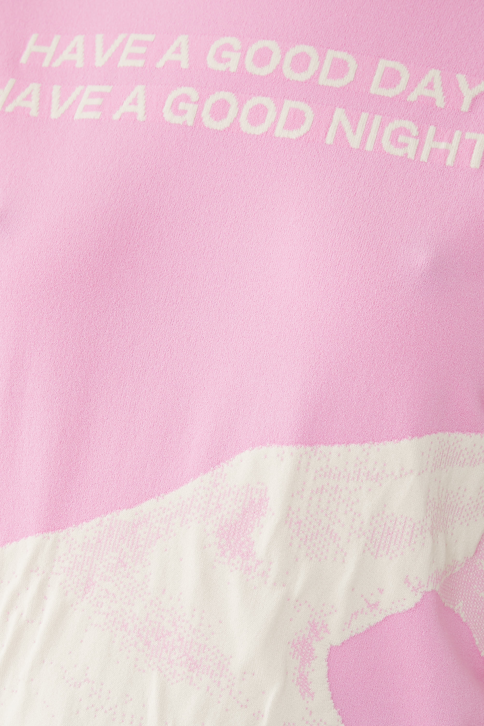 تيشيرت بنقشة قلب وميزة التفاعل مع الأشعة فوق البنفسجية