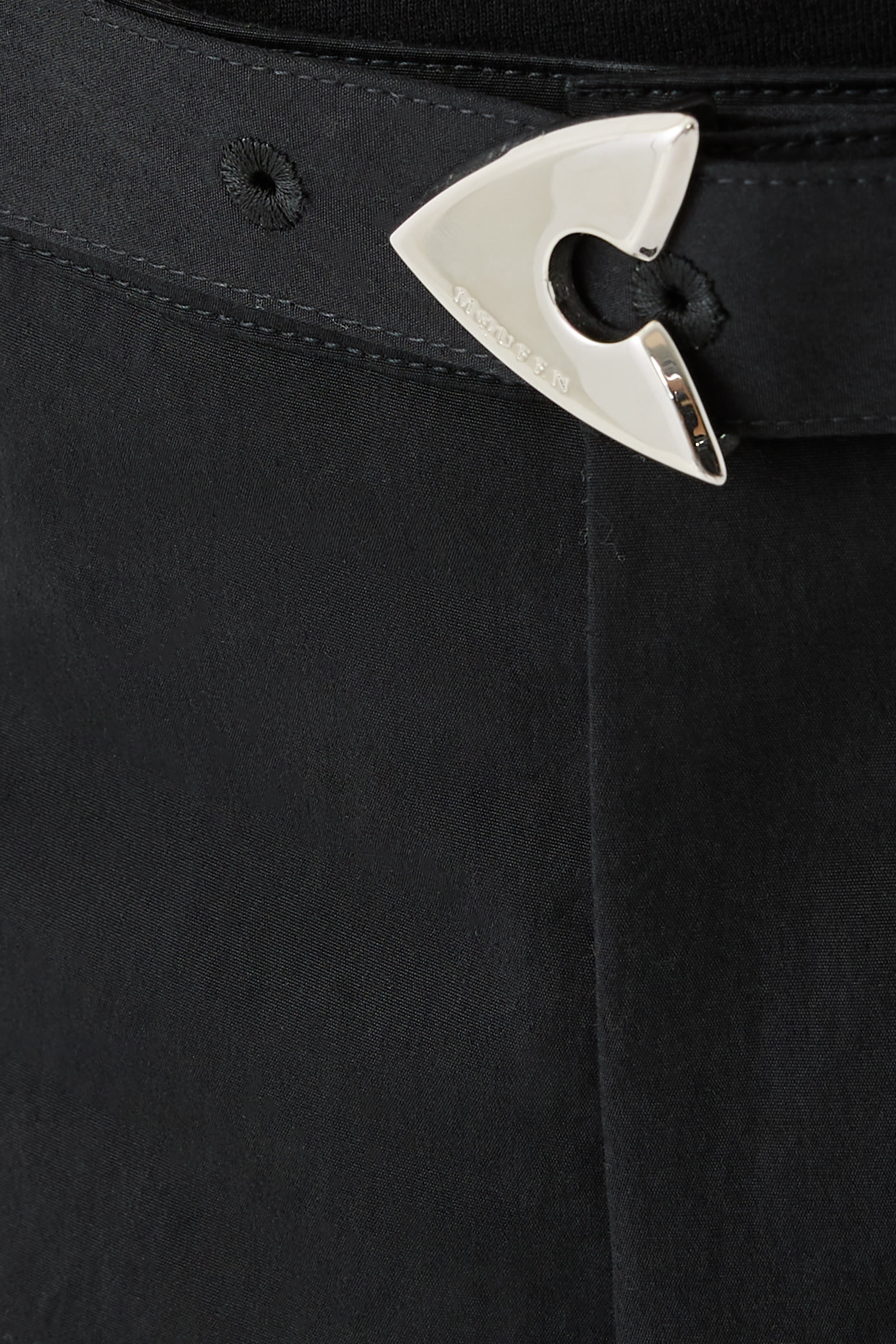 بنطال بحزام بحلية بتصميم سهم