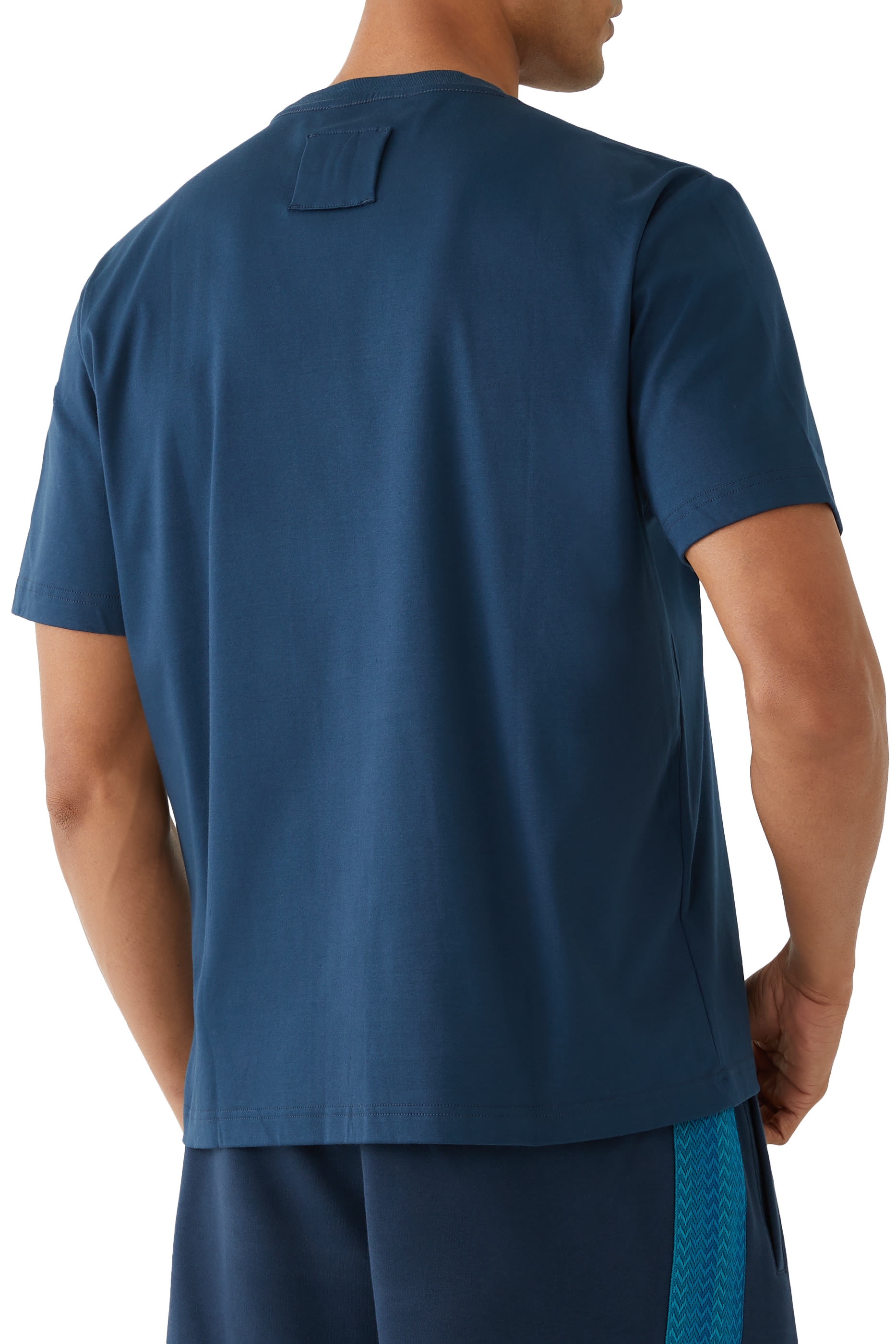 تيشيرت بشعار الماركة وأربطة