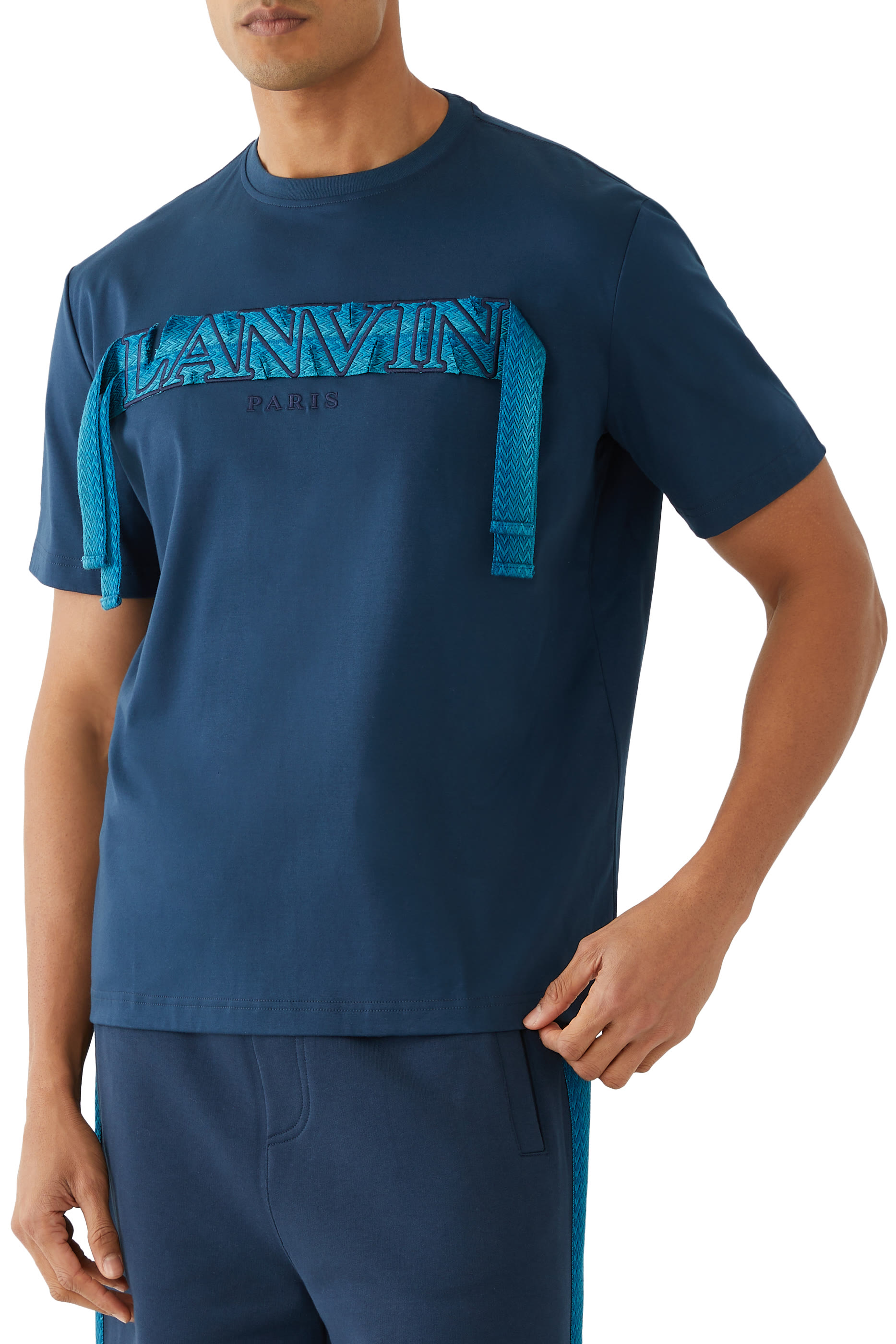 تيشيرت بشعار الماركة وأربطة