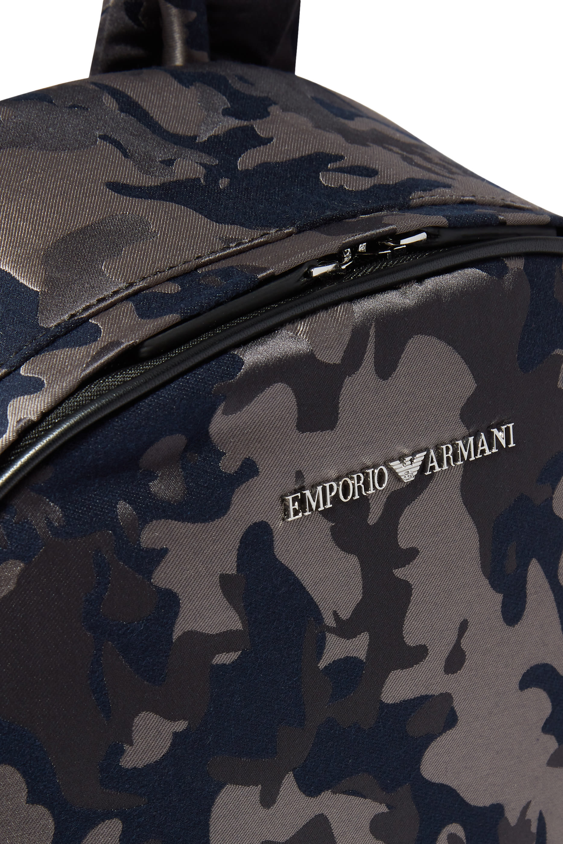 حقيبة ظهر بنقشة مموهة وشعار الماركة