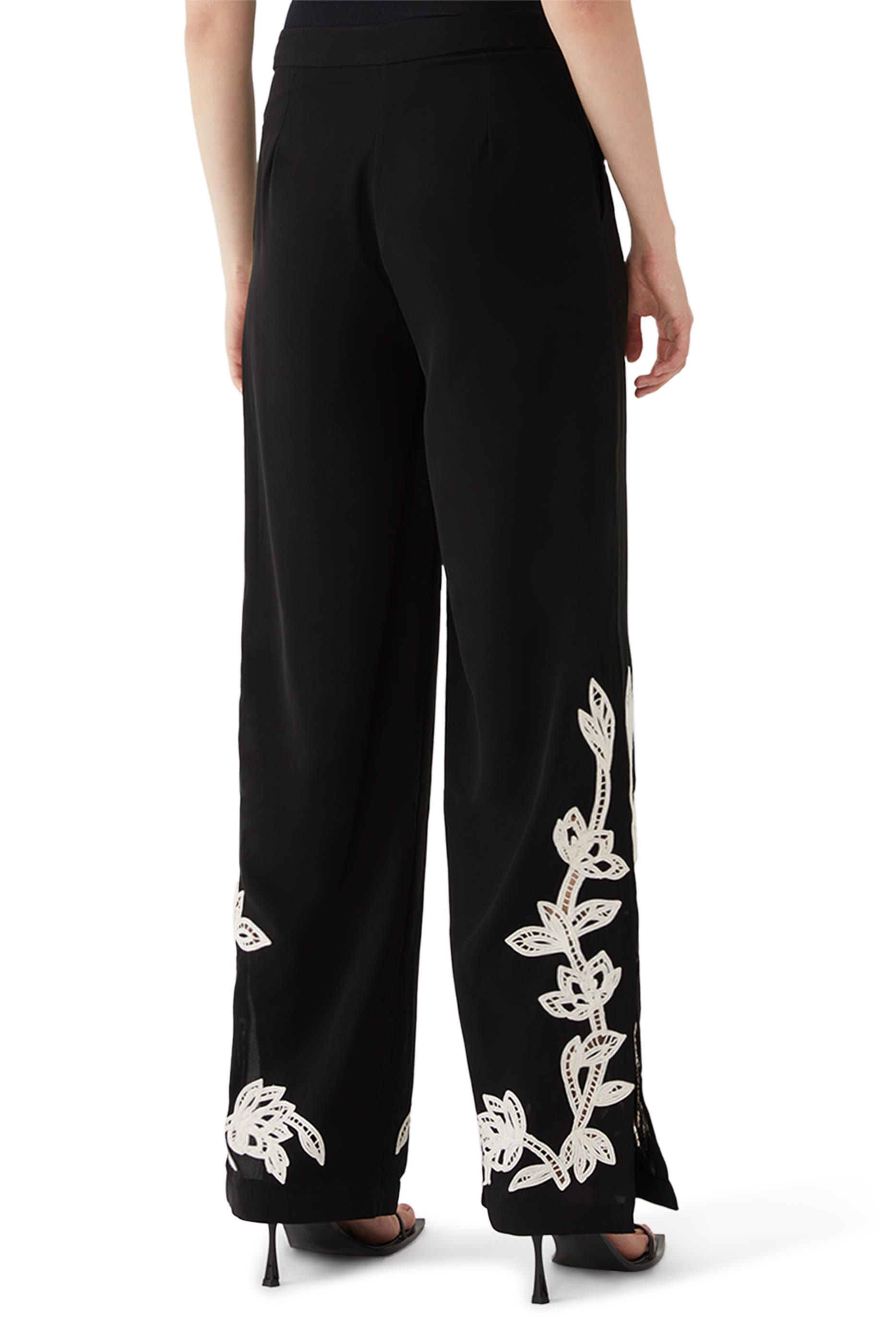 بنطال داها بتطريزات أزهار