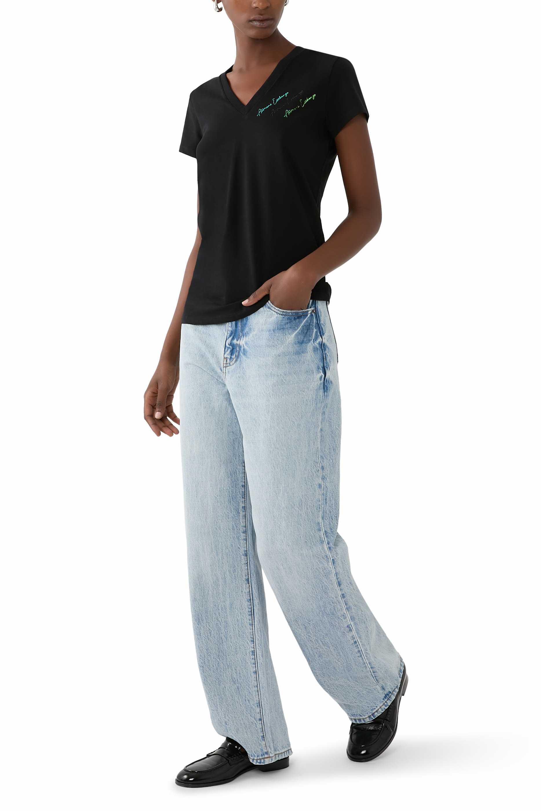 تيشيرت بياقة V وقصة ضيقة