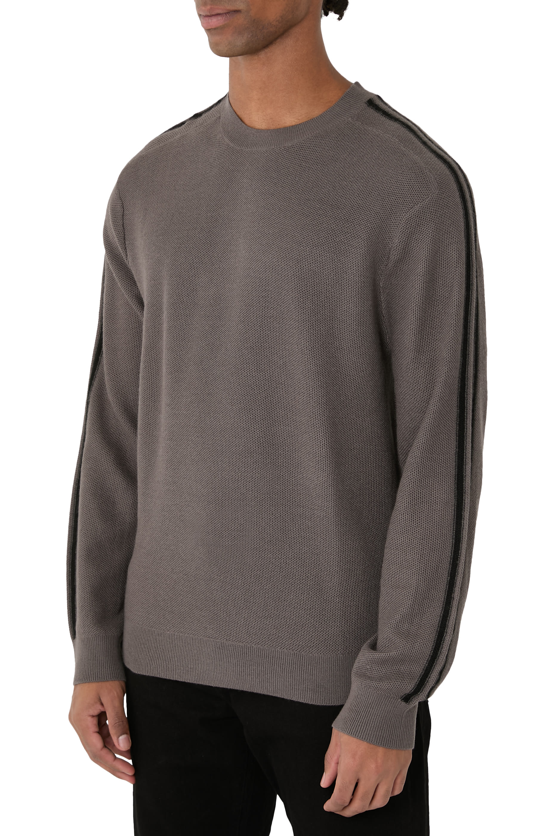 كنزة بياقة ضيقة وأكمام طويلة