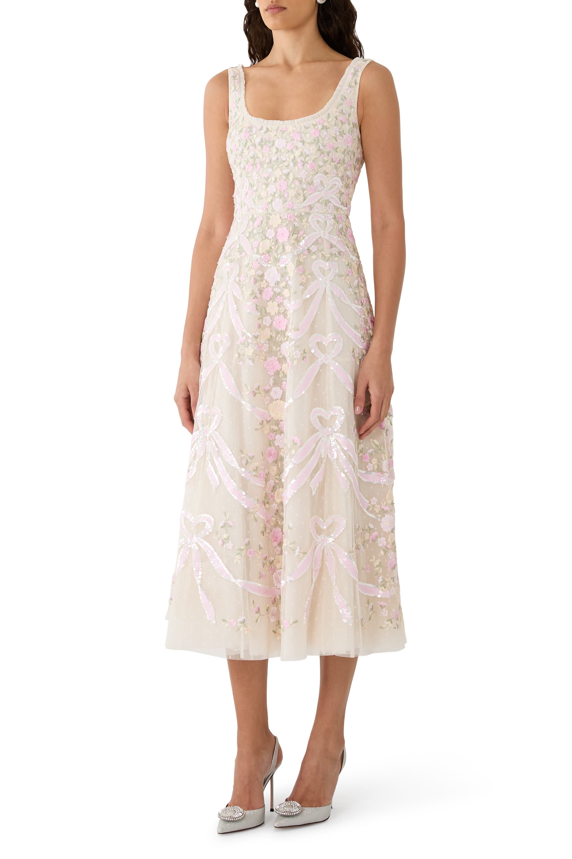 فستان بالرينا بياقة عميقة وتطريزات بتصميم أشرطة وقلب