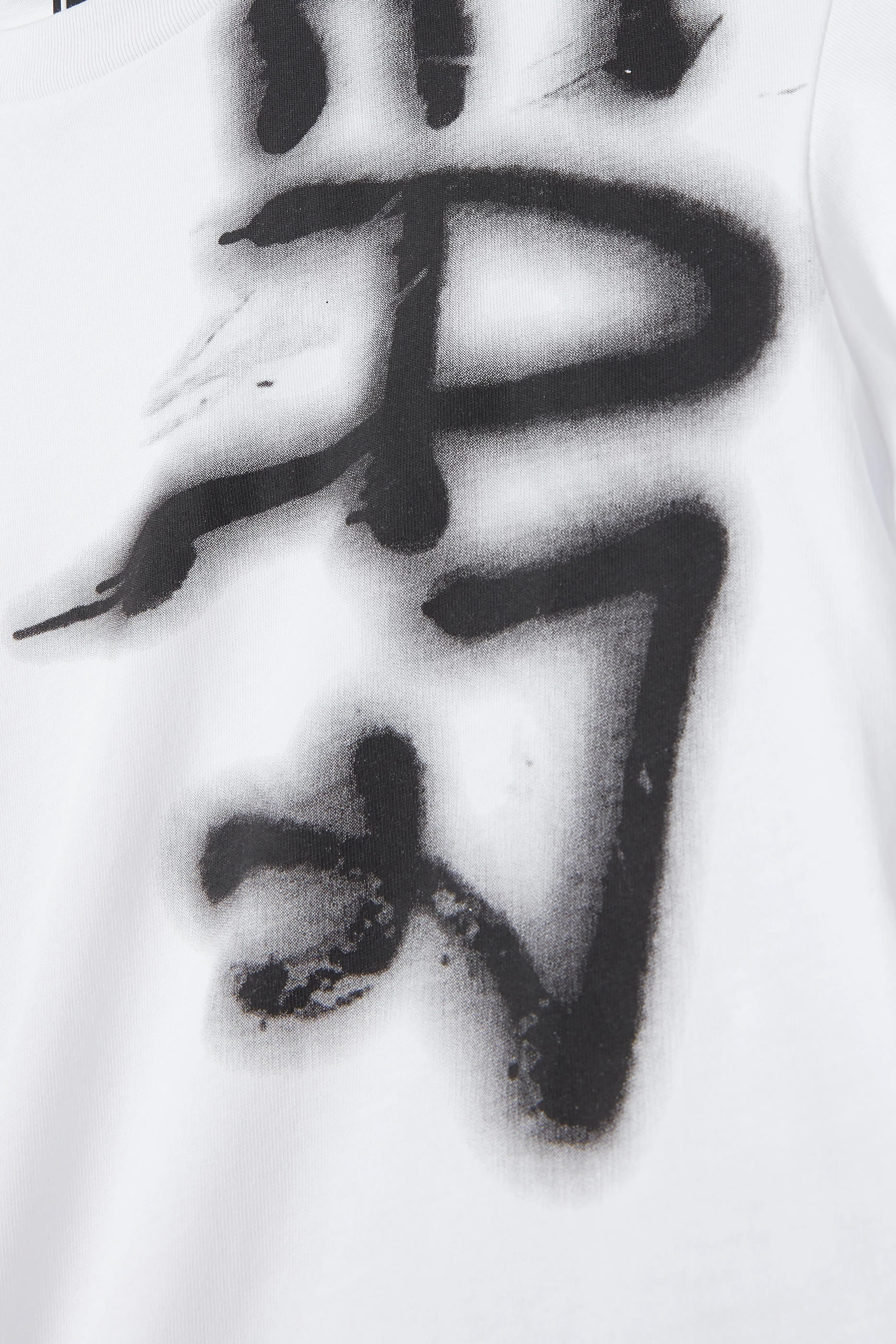 تيشيرت بشعار الماركة للأطفال