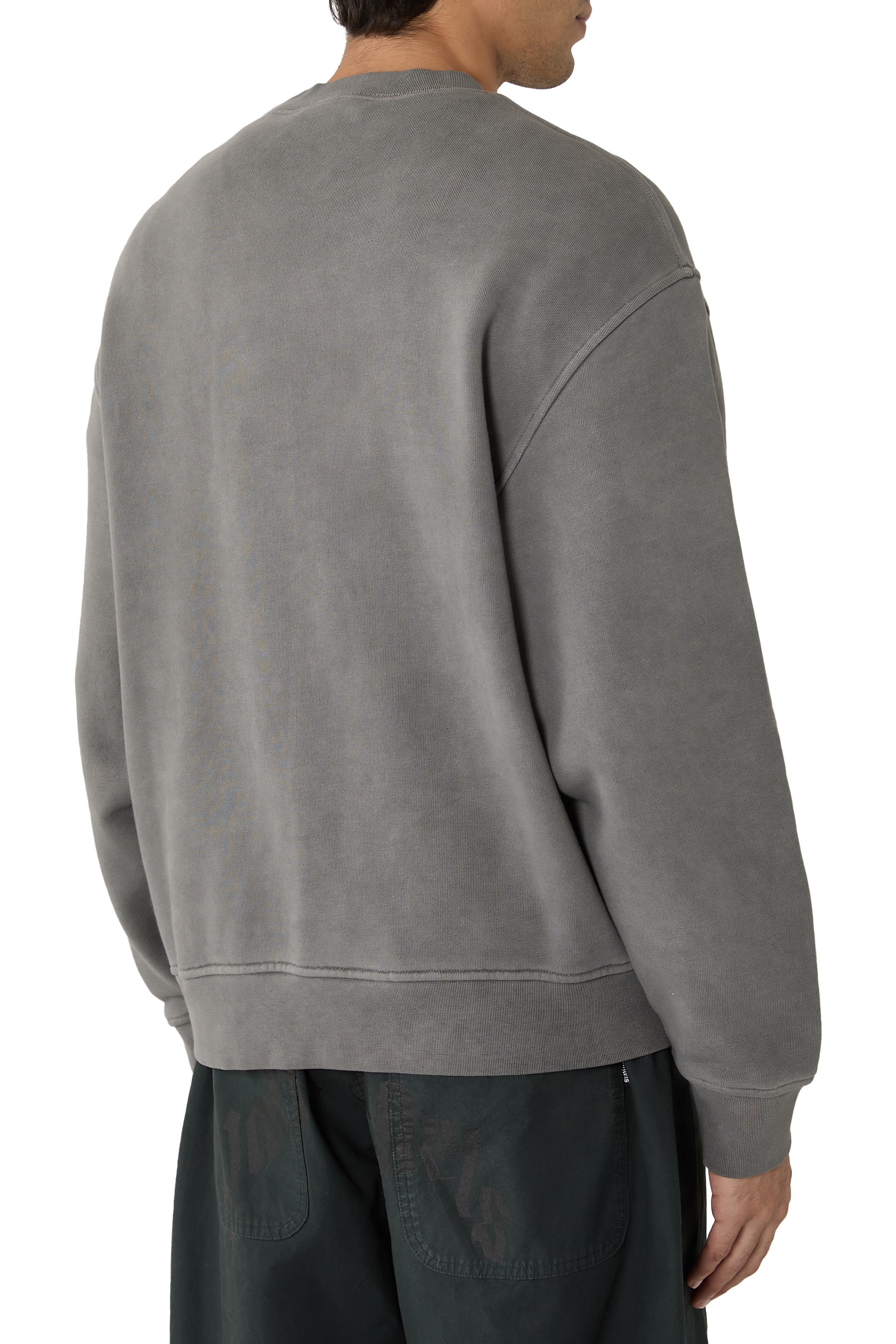 سويت شيرت بياقة ضيقة مزينة بشعار الماركة