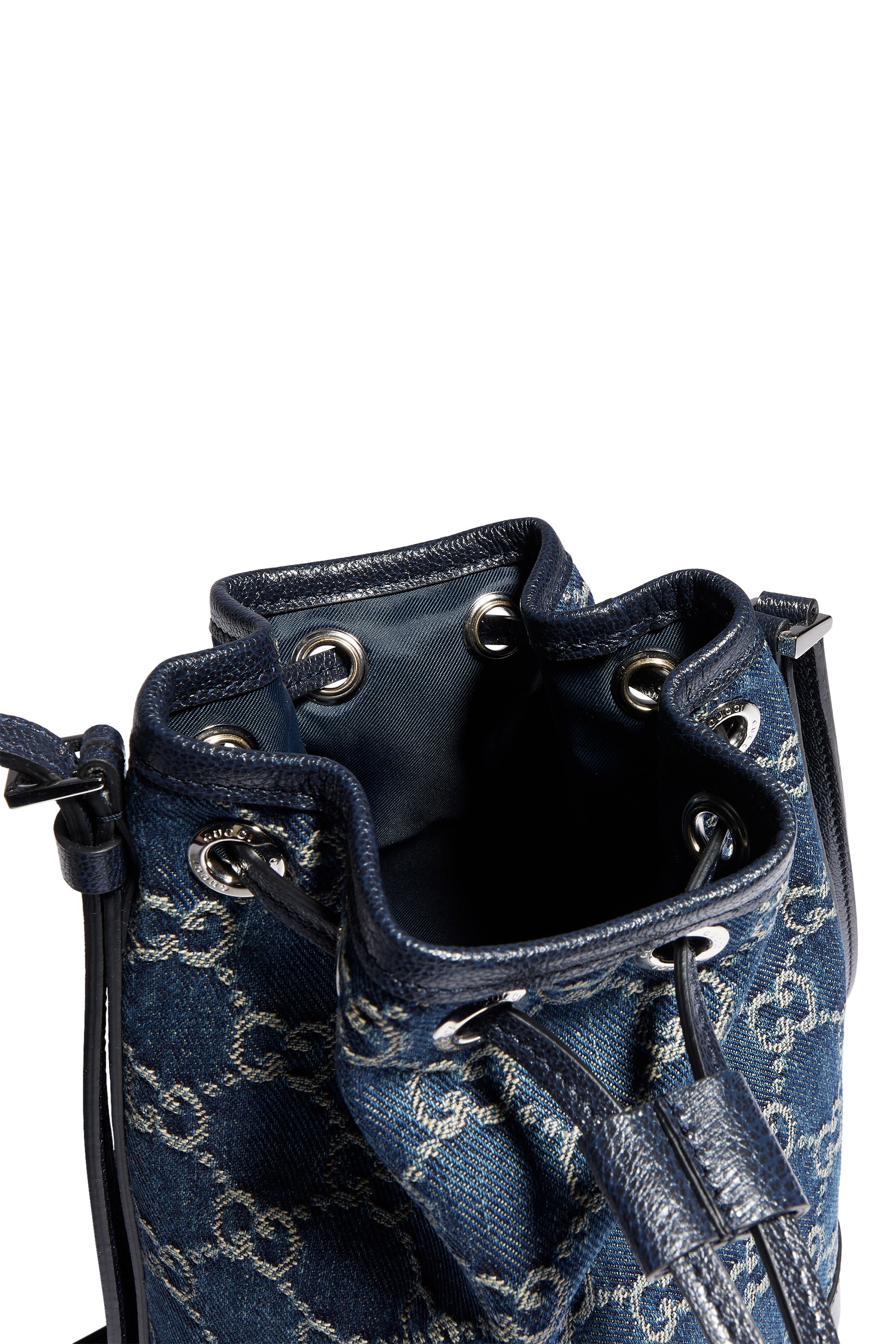 حقيبة باكيت صغيرة بحلية شعار الماركة