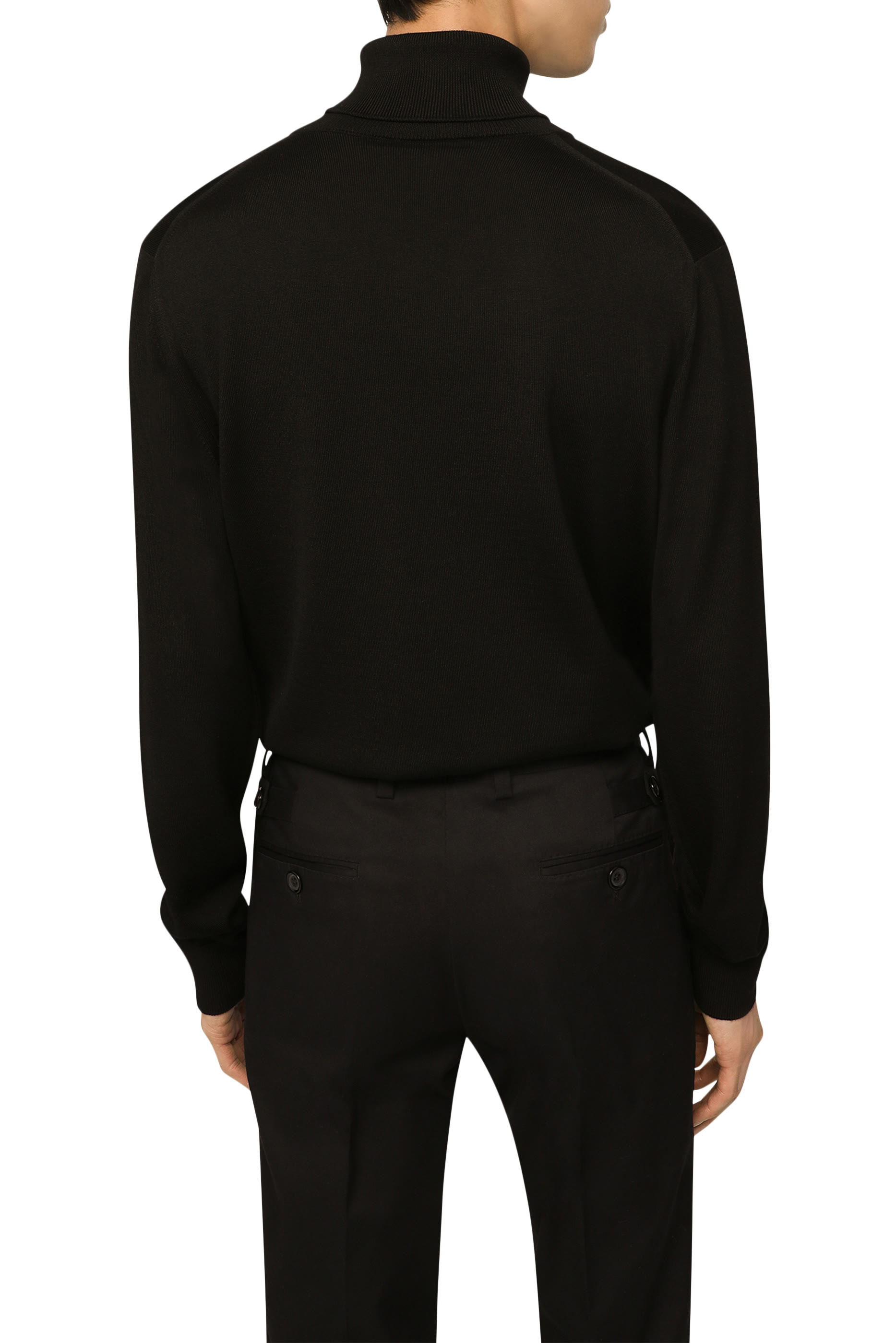 كنزة بياقة عالية وشعار الماركة صوف