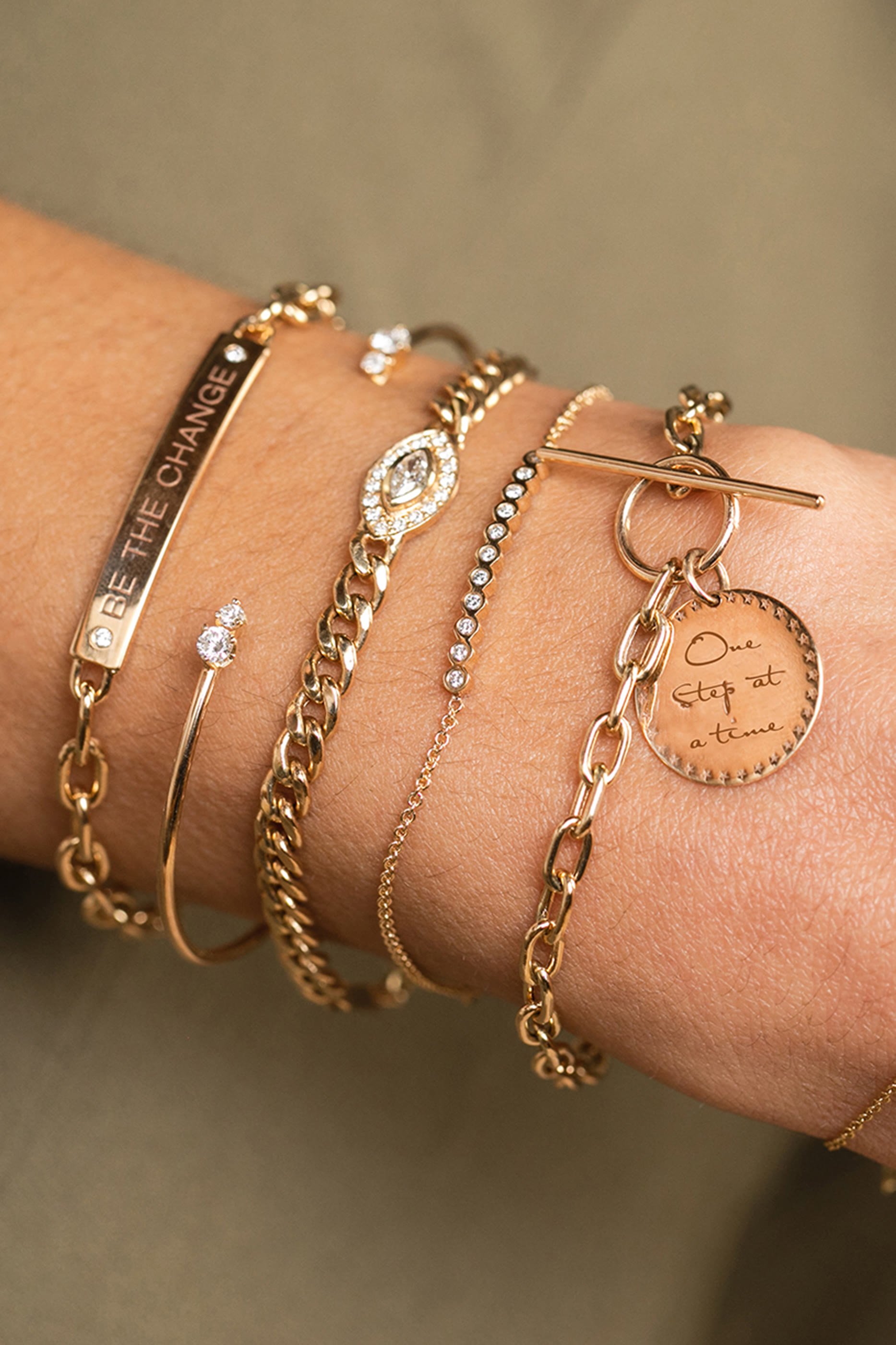 سوار صغير بحلقات سميكة وحلية مرصعة بالماس، ذهب أصفر عيار 14